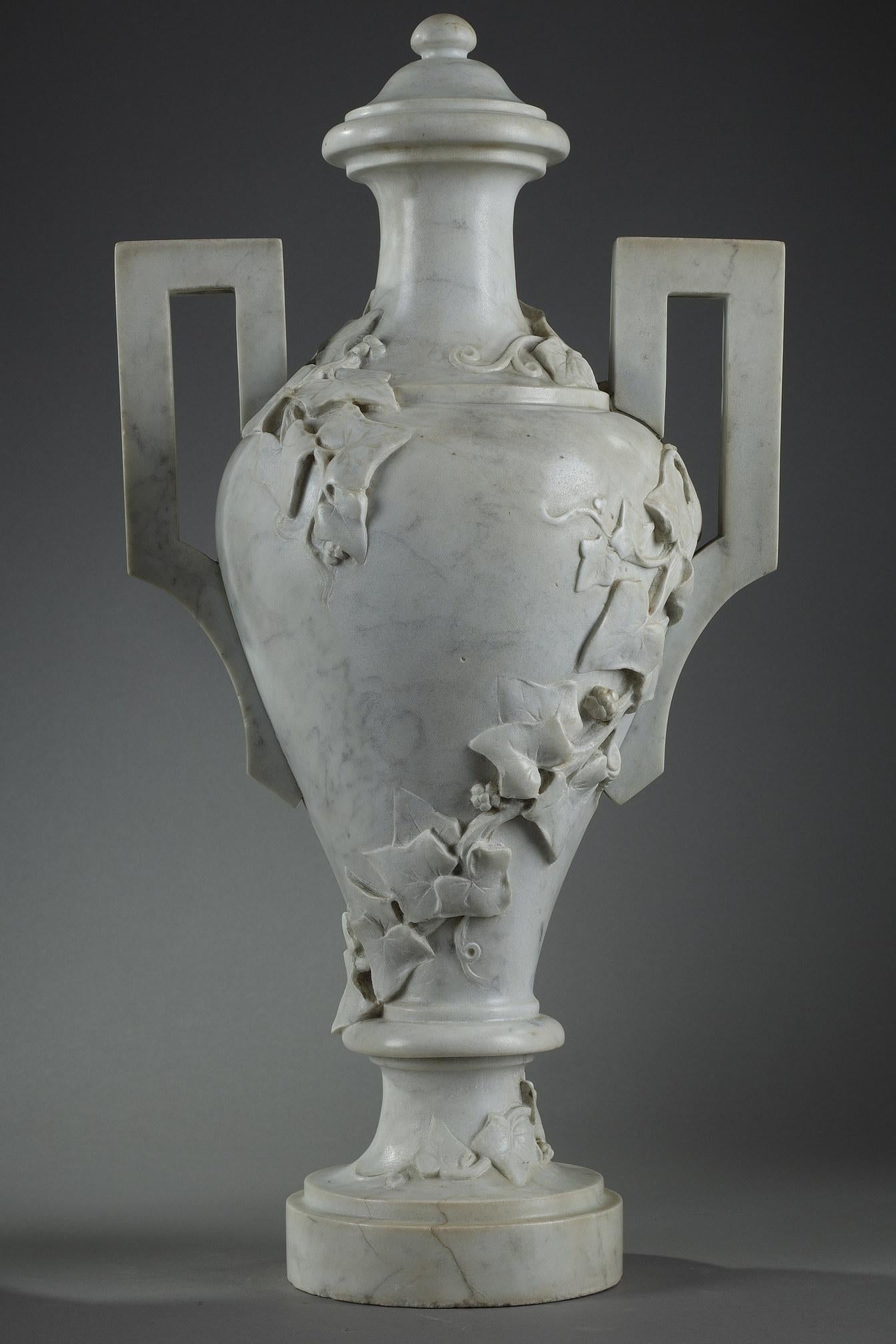Pair of White Marble Vases with Ivy Decoration, 19th Century For Sale 1