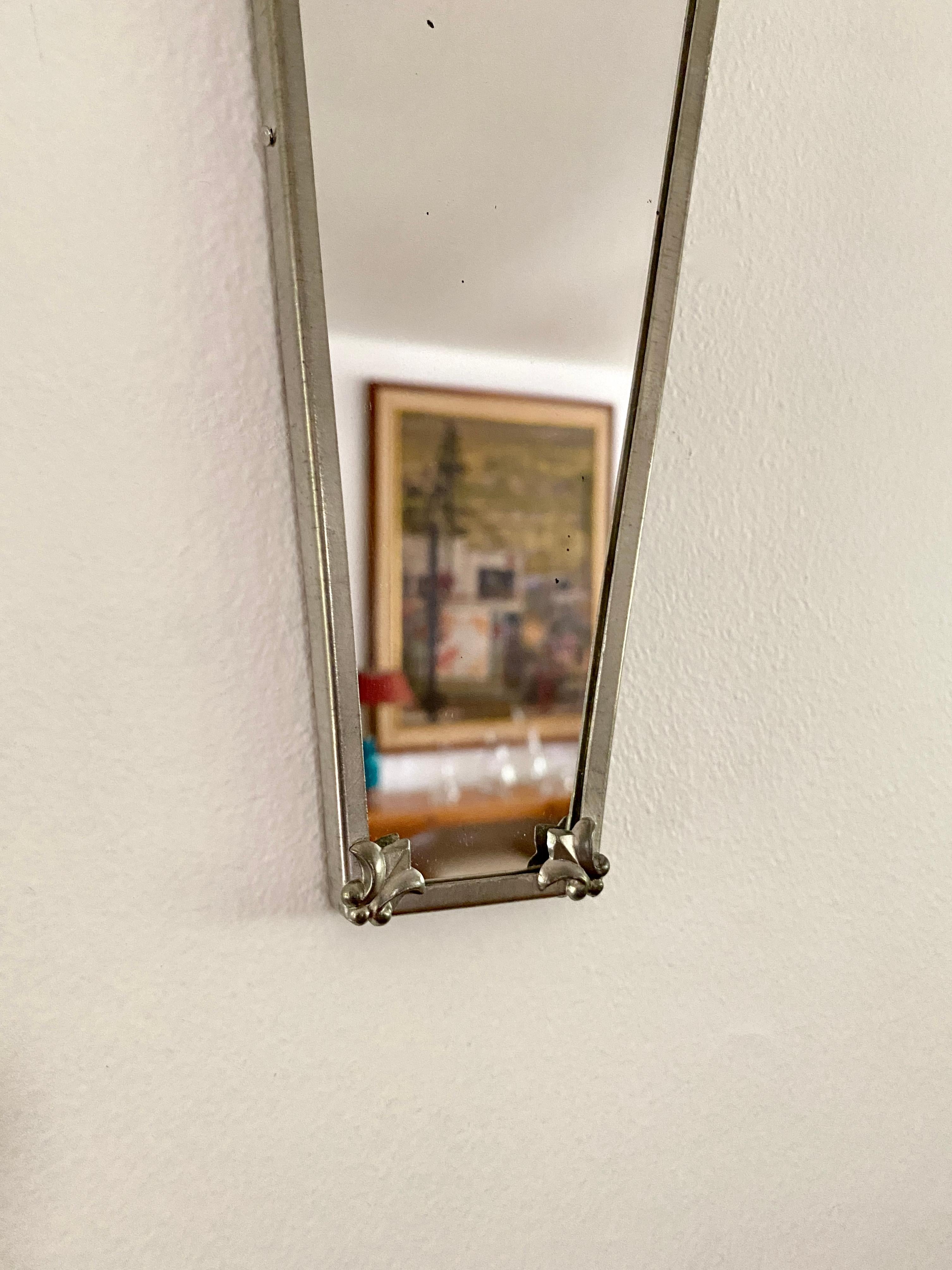 Svedese Coppia di specchi bianchi in metallo in stile Deco/Classico di Svenskt Tenn in vendita