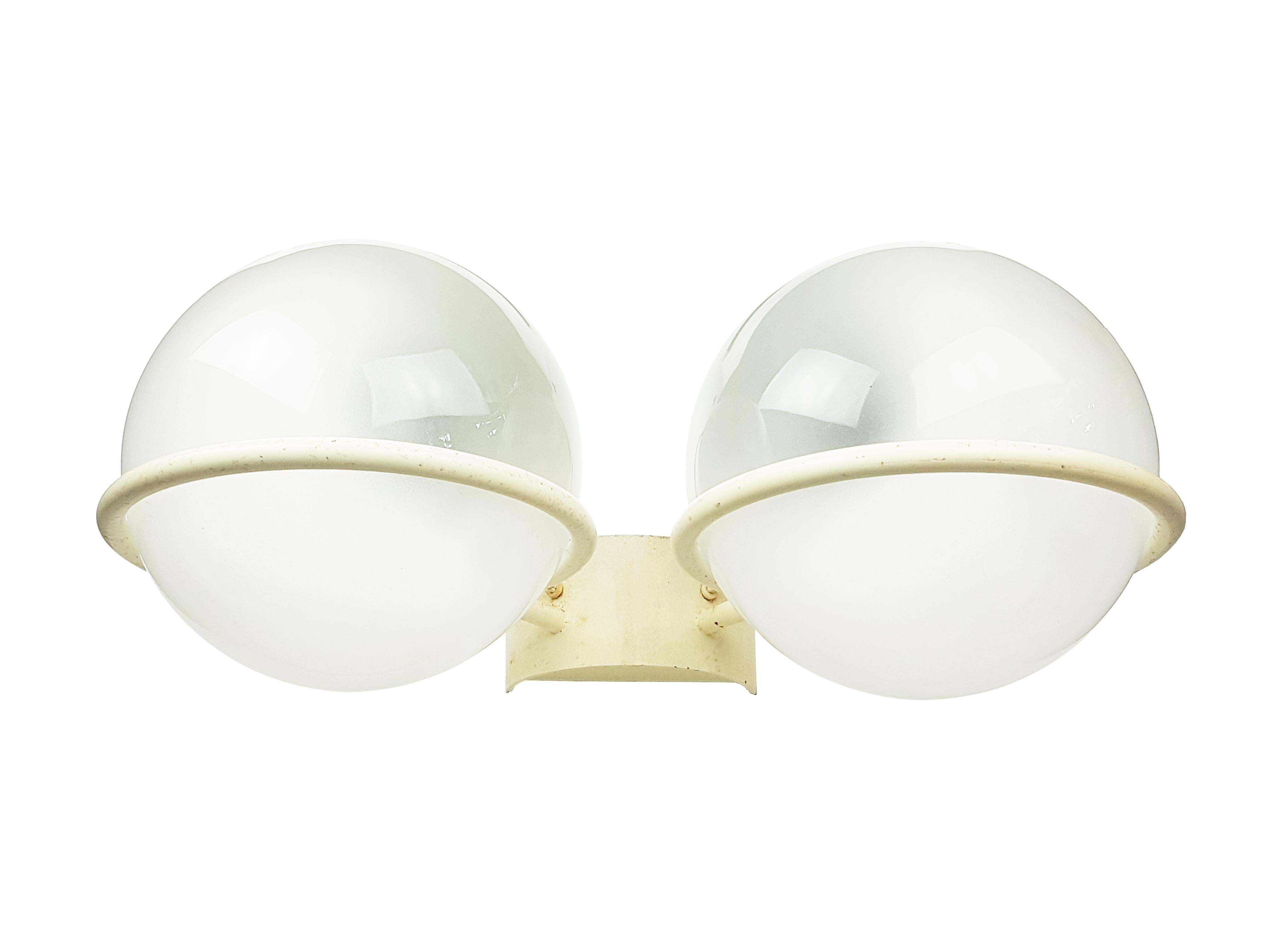 Pair of White Metal, Glass 1960 Mod. 238/2 Sconces by Gino Sarfatti for Arteluce In Fair Condition In Varese, Lombardia