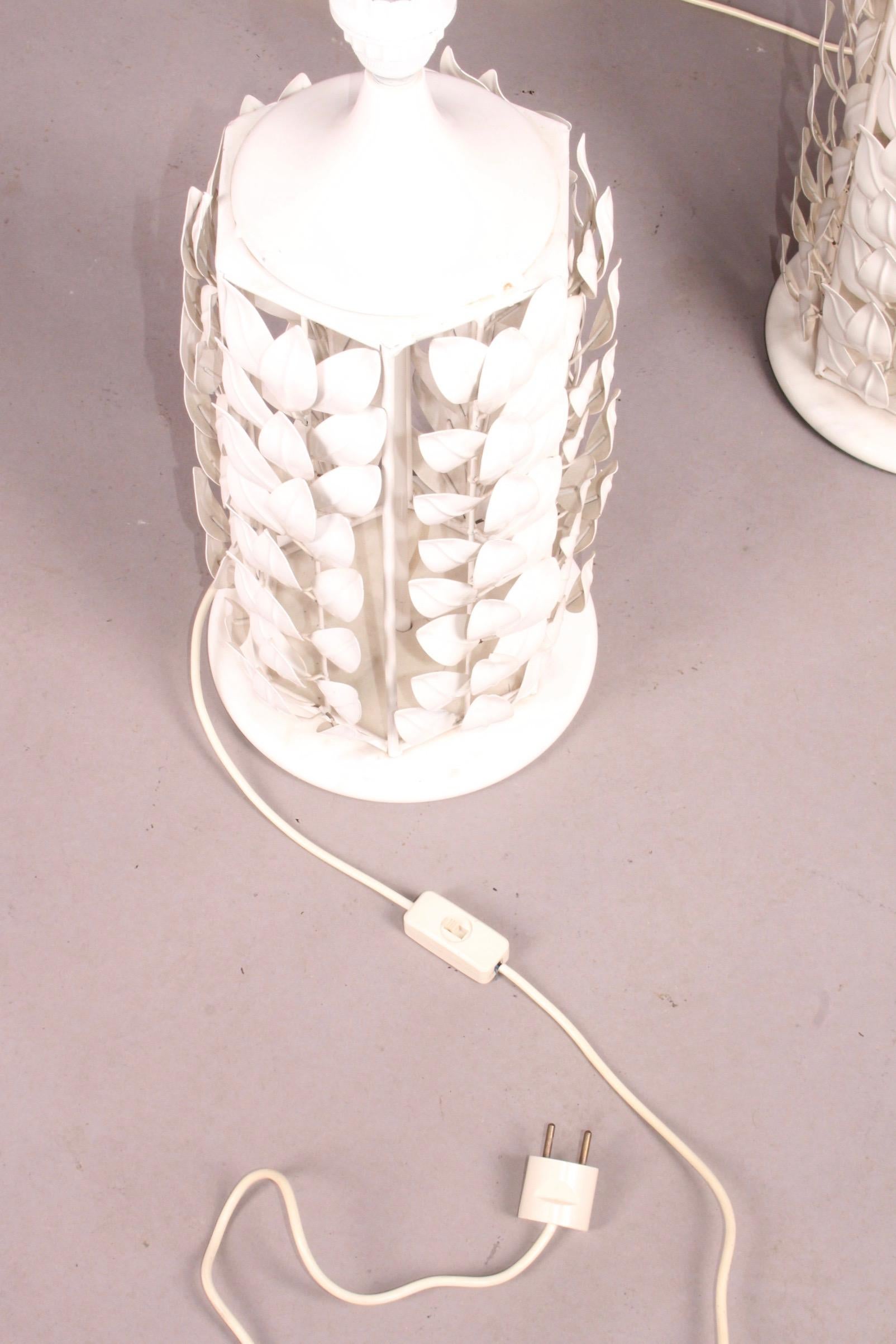 Pair of White Metal Painted Table Lamp In Good Condition In grand Lancy, CH