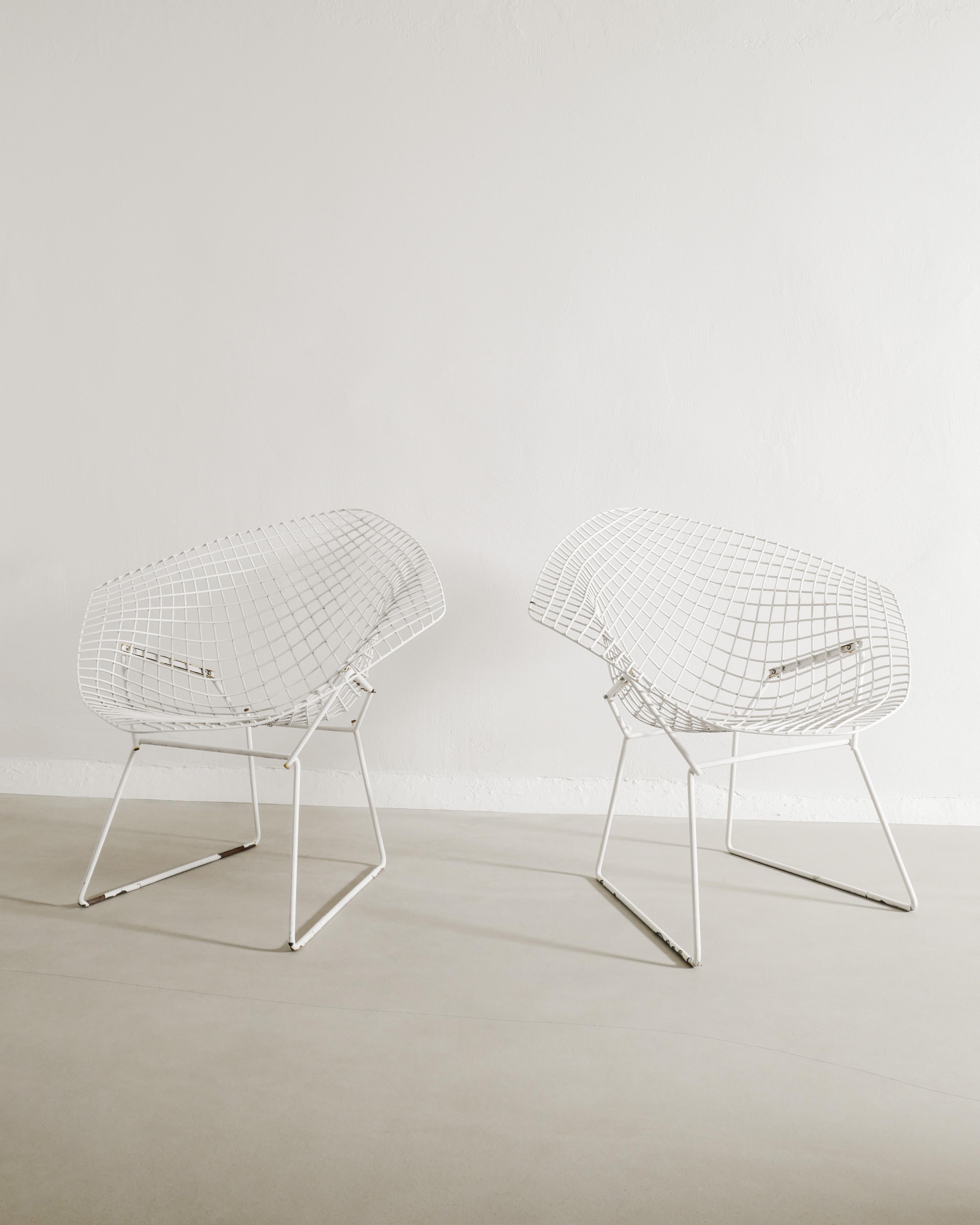 Rare pair of white mid century diamond chairs in lacquered metal by Harry Bertoia produced by Knoll USA, 1950s. In good vintage condition with the original lacquer. 

Dimensions: H: 75 cm / 29.50