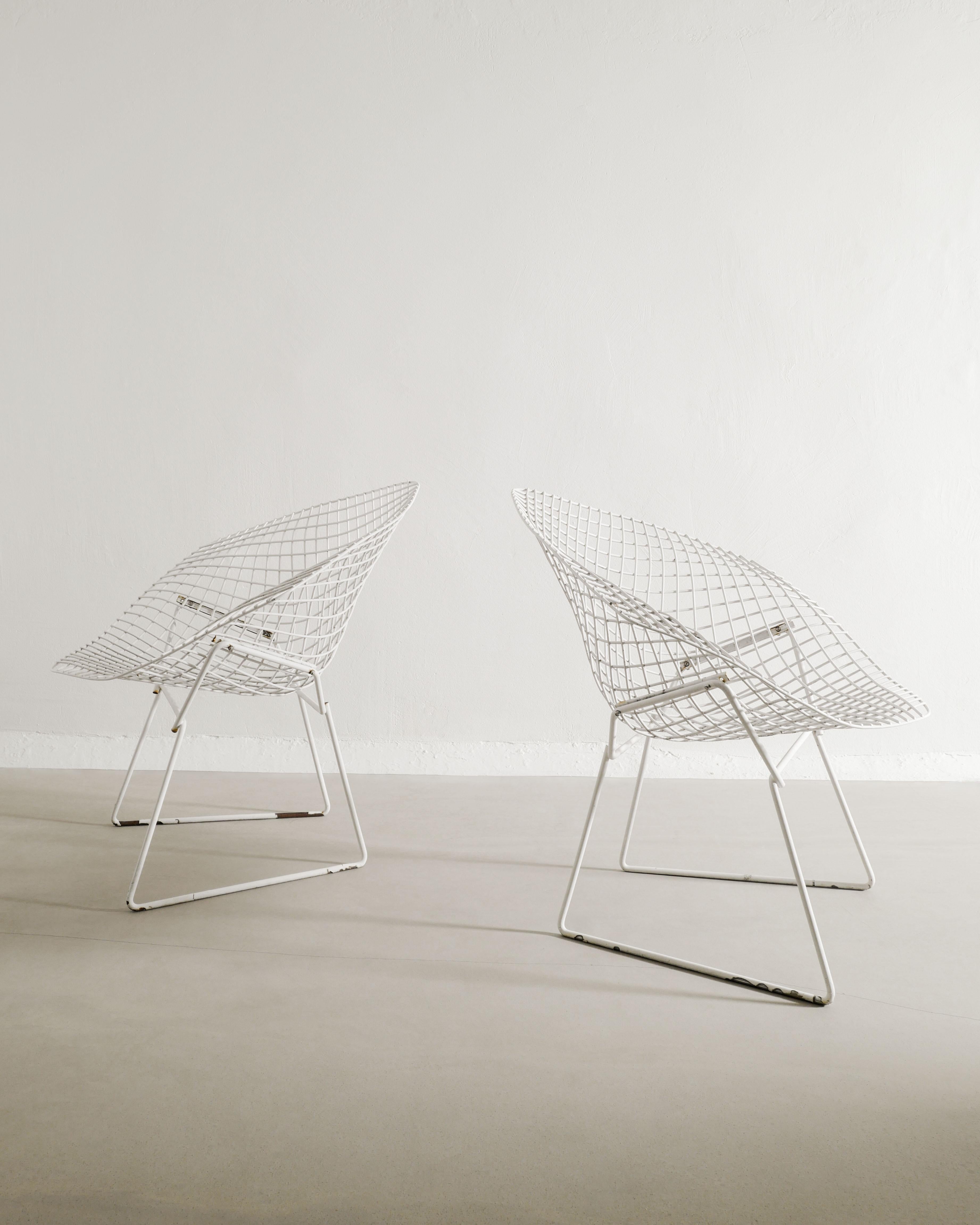 Pair of White Mid Century Diamond Chairs by Harry Bertoia for Knoll USA, 1950s In Good Condition For Sale In Stockholm, SE