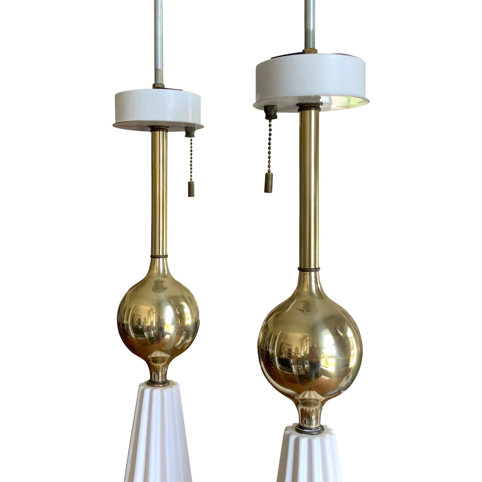 Pair of White Mid-Century Modern Gerald Thurston Table Lamps In Good Condition In Haddonfield, NJ