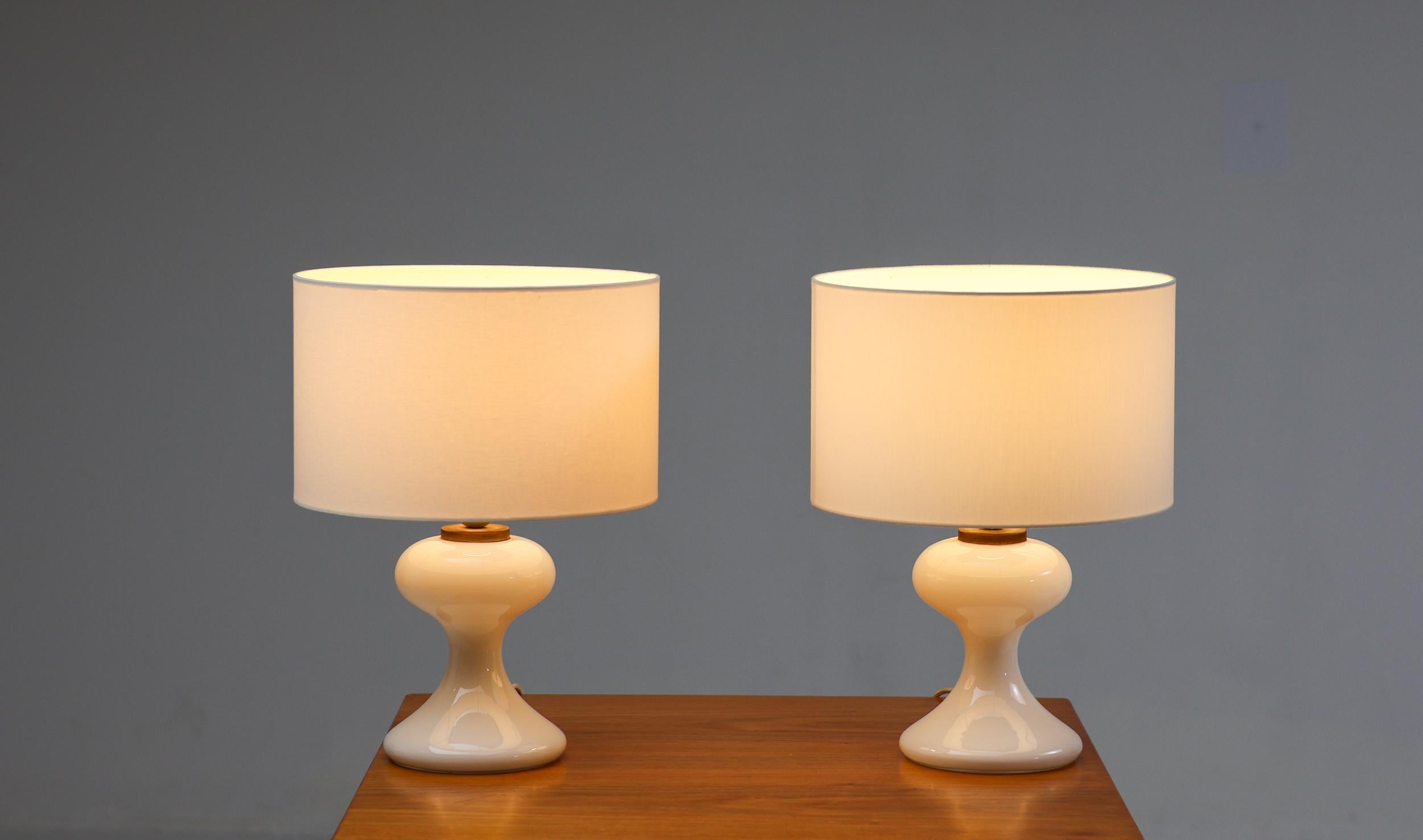Paar weiße ML1-Tischlampen von Ingo Maurer für M-Design (Moderne der Mitte des Jahrhunderts) im Angebot