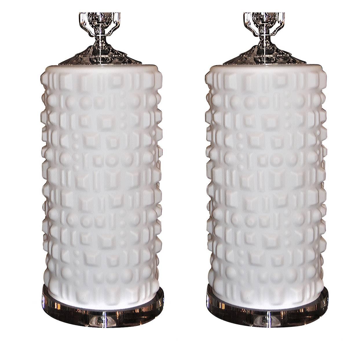 Paar weiße Tischlampen aus geformtem Glas im Angebot