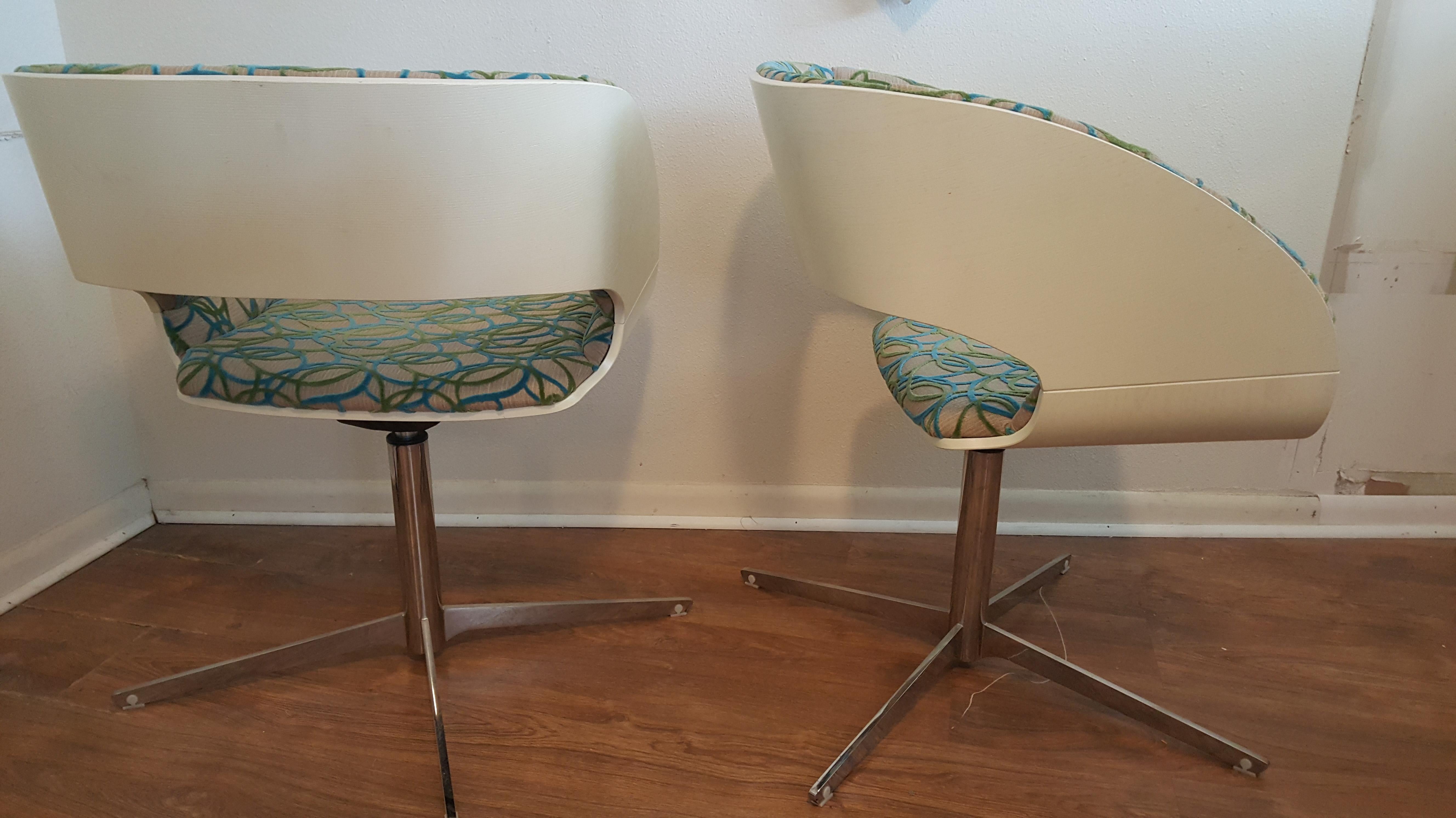 Pair of White Molded Plywood Swivel Chairs In Good Condition For Sale In Houston, TX