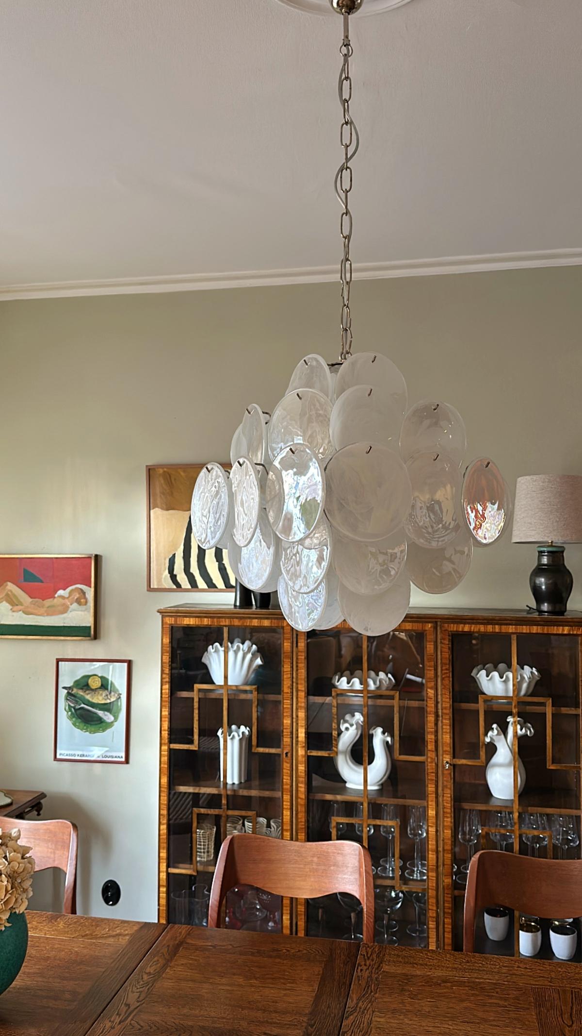 Mid-Century moderno Coppia di lampadari a disco di Murano bianchi nello stile di Vistosi. in vendita