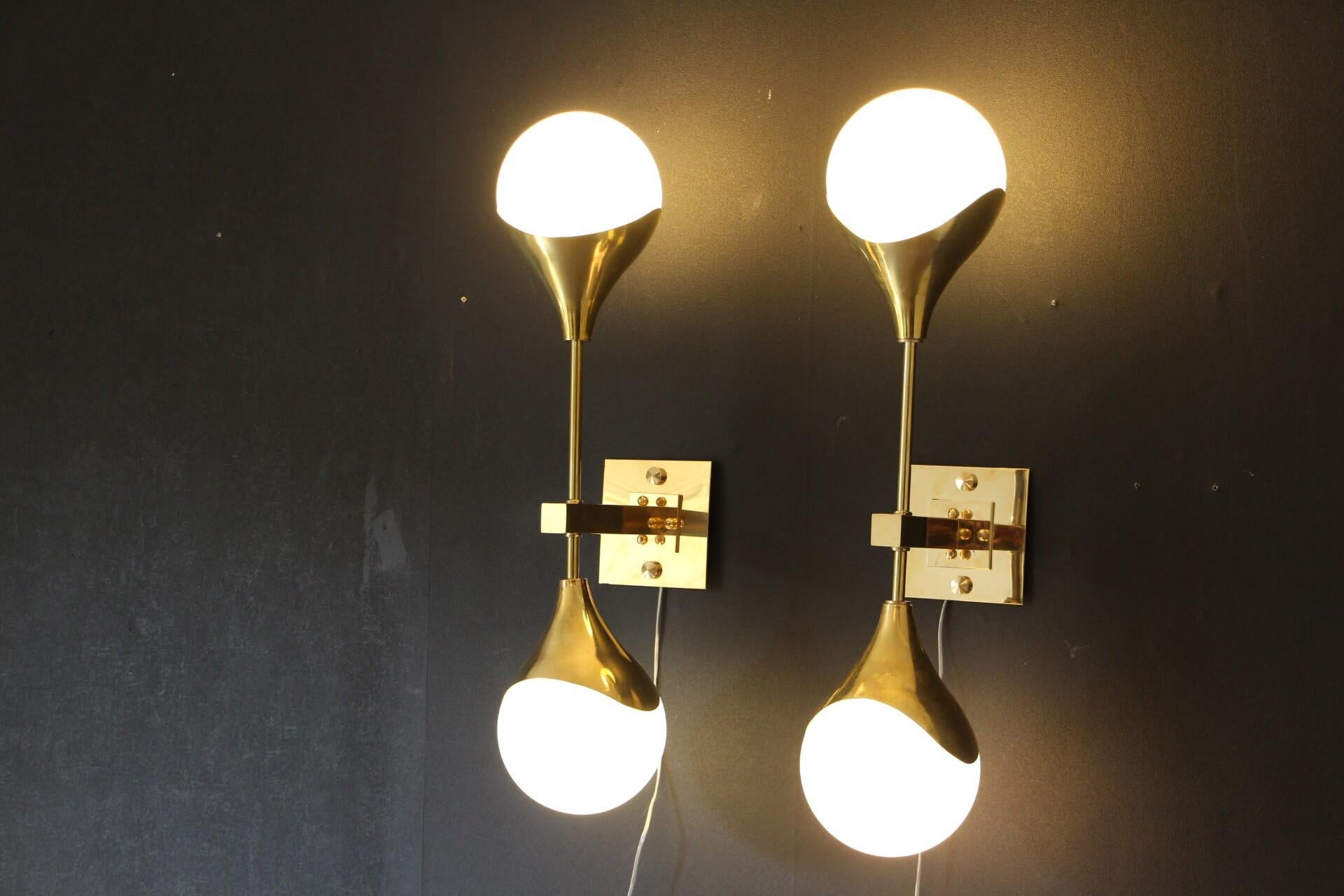 Pair of White Murano Glass and Brass Wall Sconces, Stilnovo Style Wall Lights For Sale 6