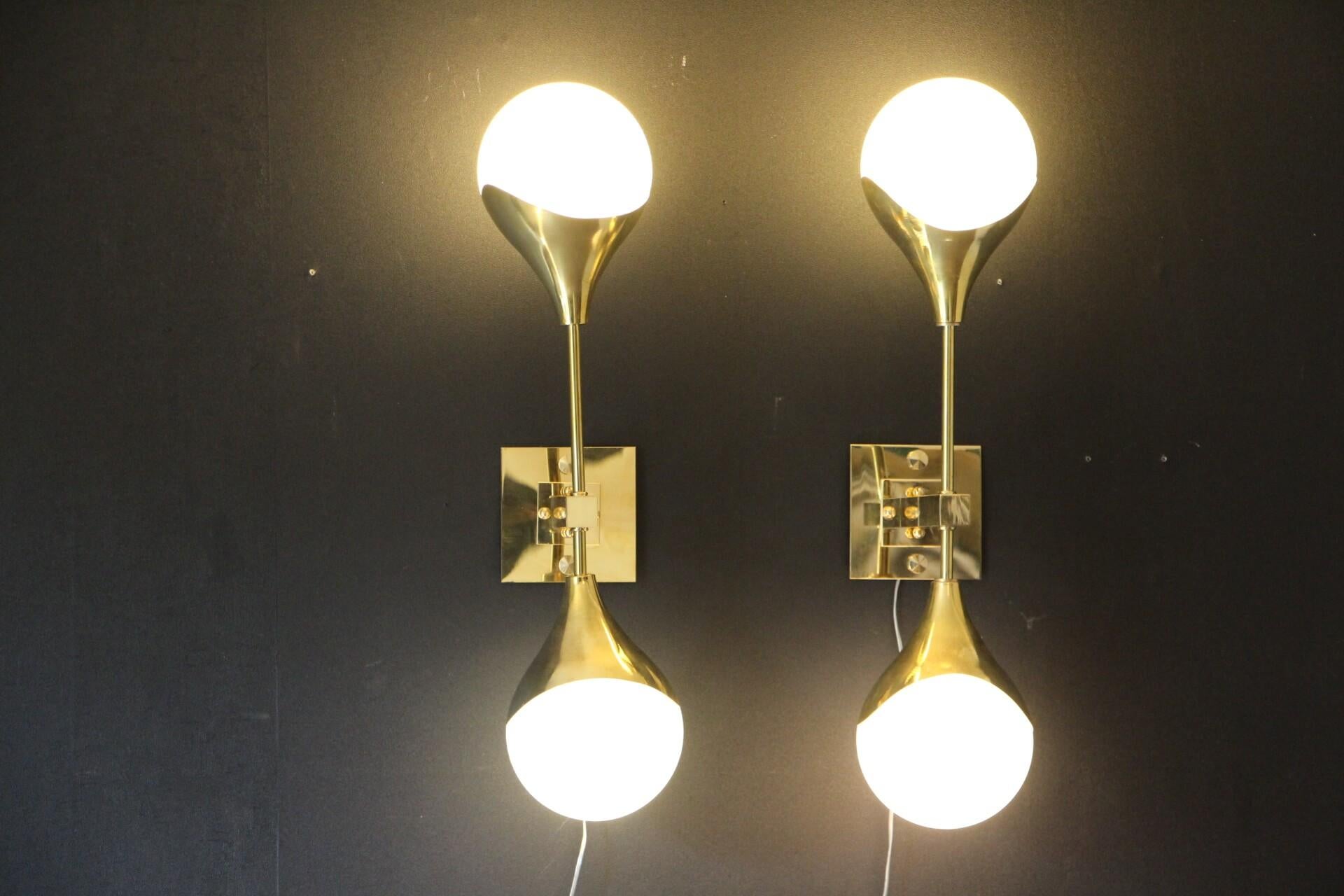 Pair of White Murano Glass and Brass Wall Sconces, Stilnovo Style Wall Lights For Sale 7