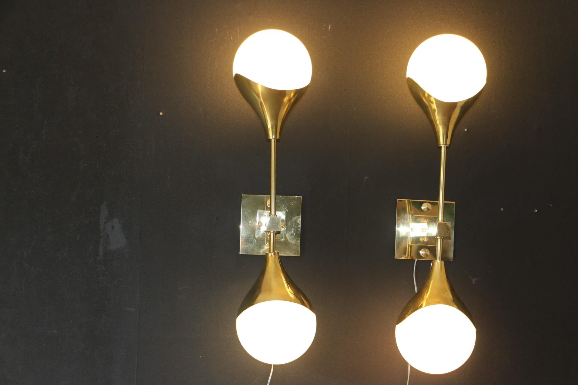 Pair of White Murano Glass and Brass Wall Sconces, Stilnovo Style Wall Lights For Sale 10