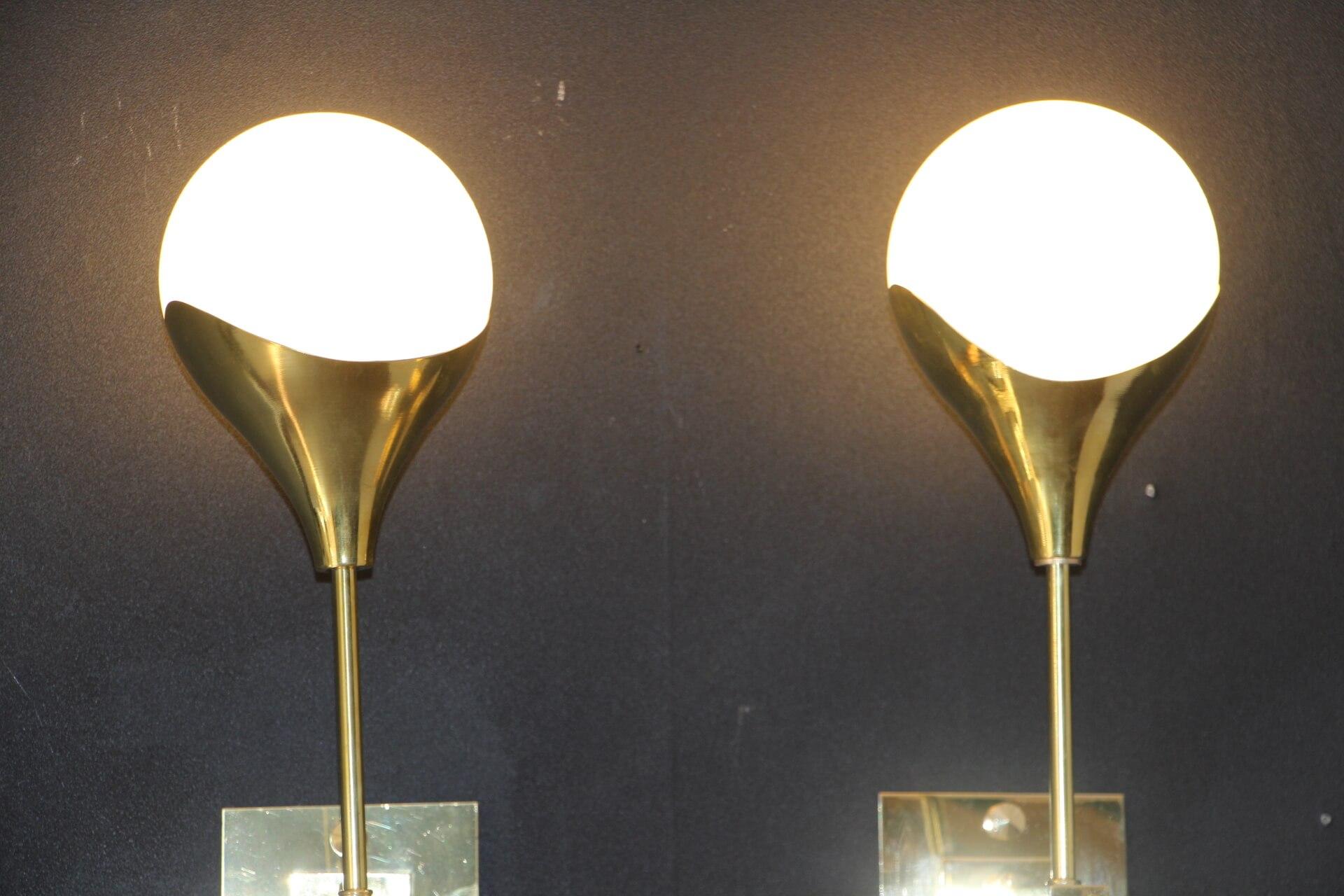 Pair of White Murano Glass and Brass Wall Sconces, Stilnovo Style Wall Lights For Sale 11