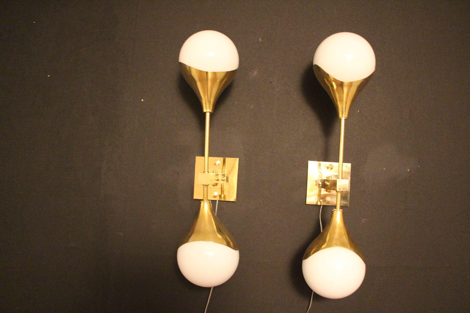 Mid-Century Modern Pair of White Murano Glass and Brass Wall Sconces, Stilnovo Style Wall Lights For Sale