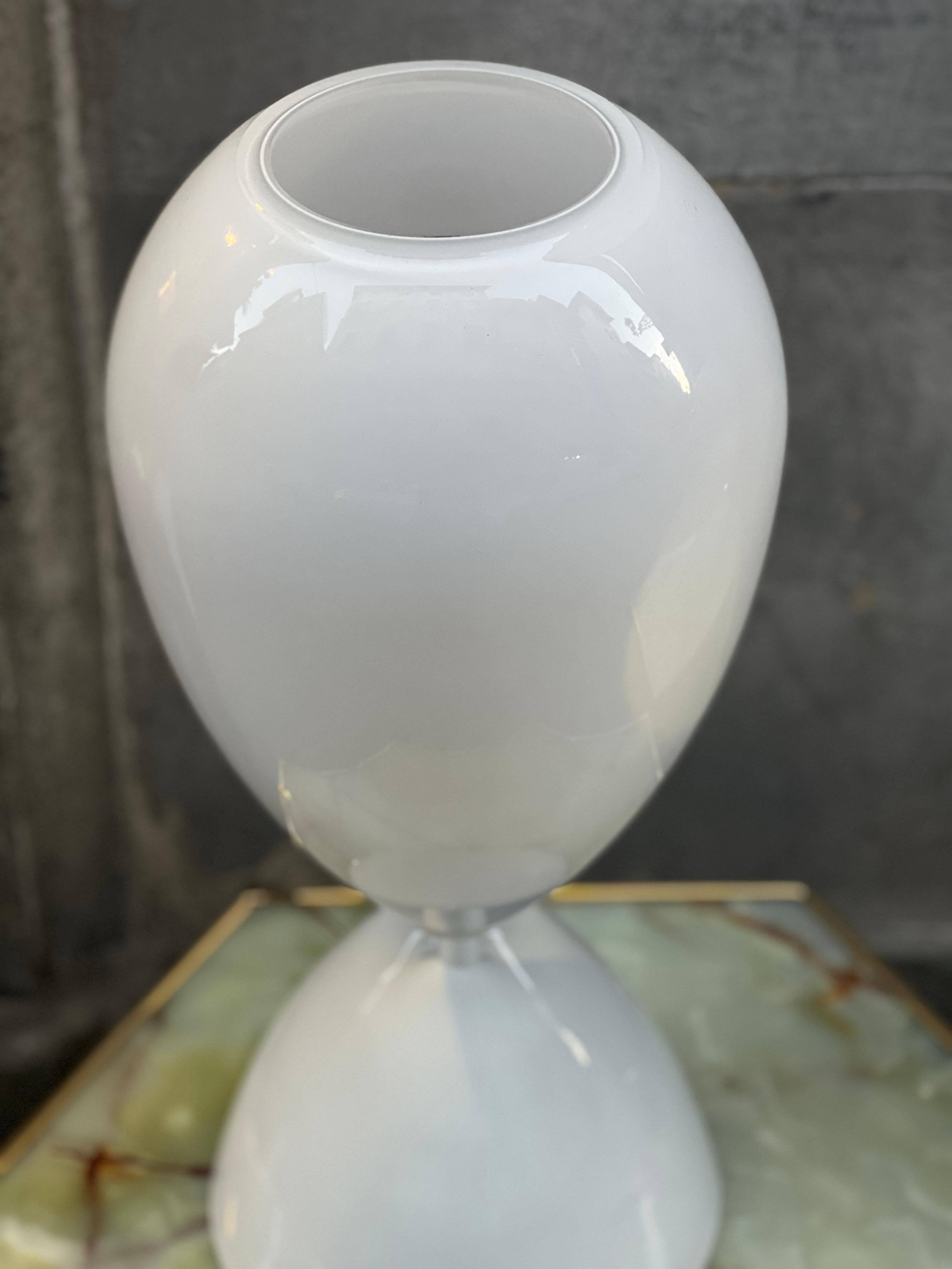 Paire de lampes de table sablier en verre de Murano blanc, années 1950 4