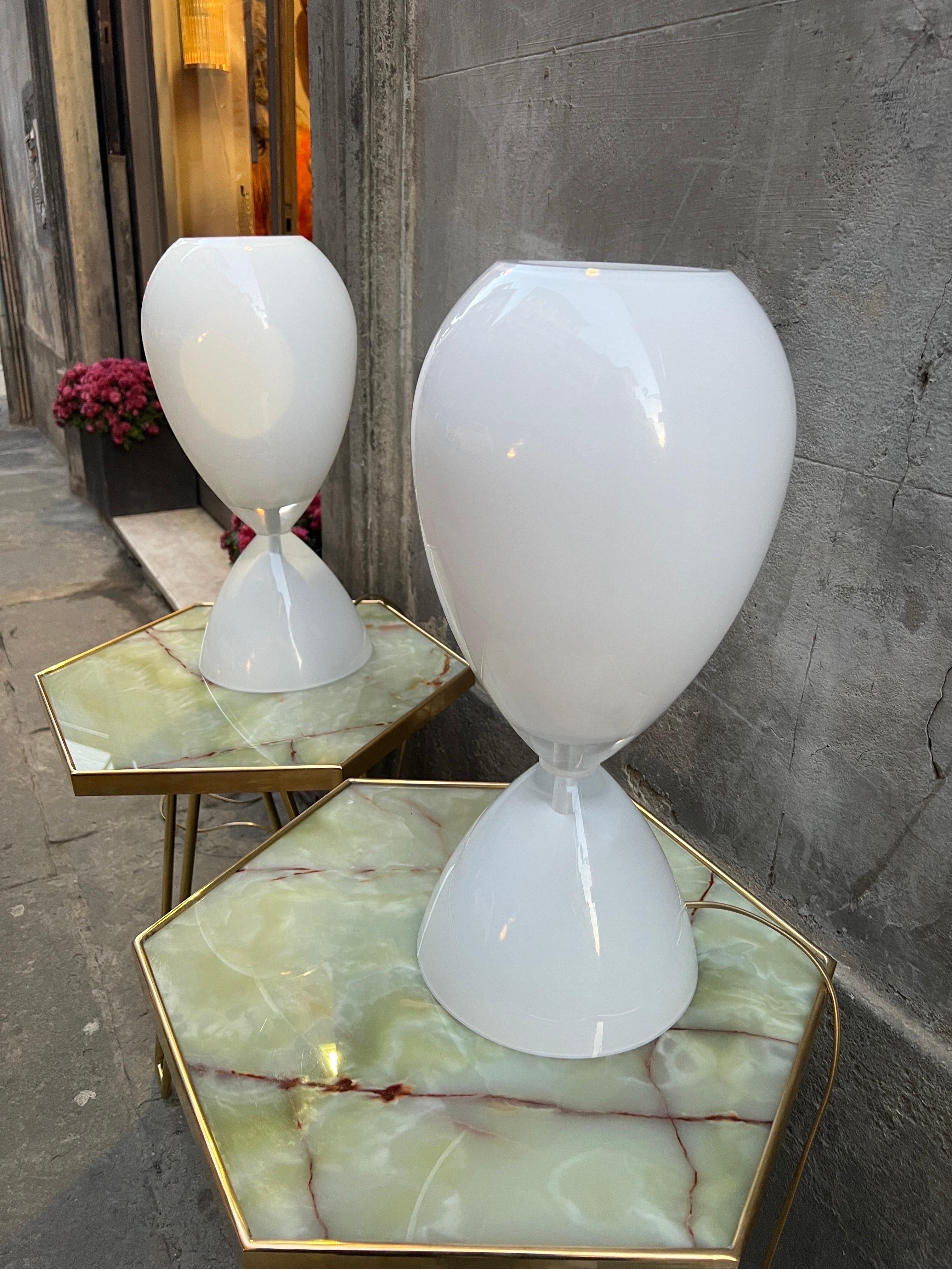 Paire de lampes de table sablier en verre de Murano blanc, années 1950 5