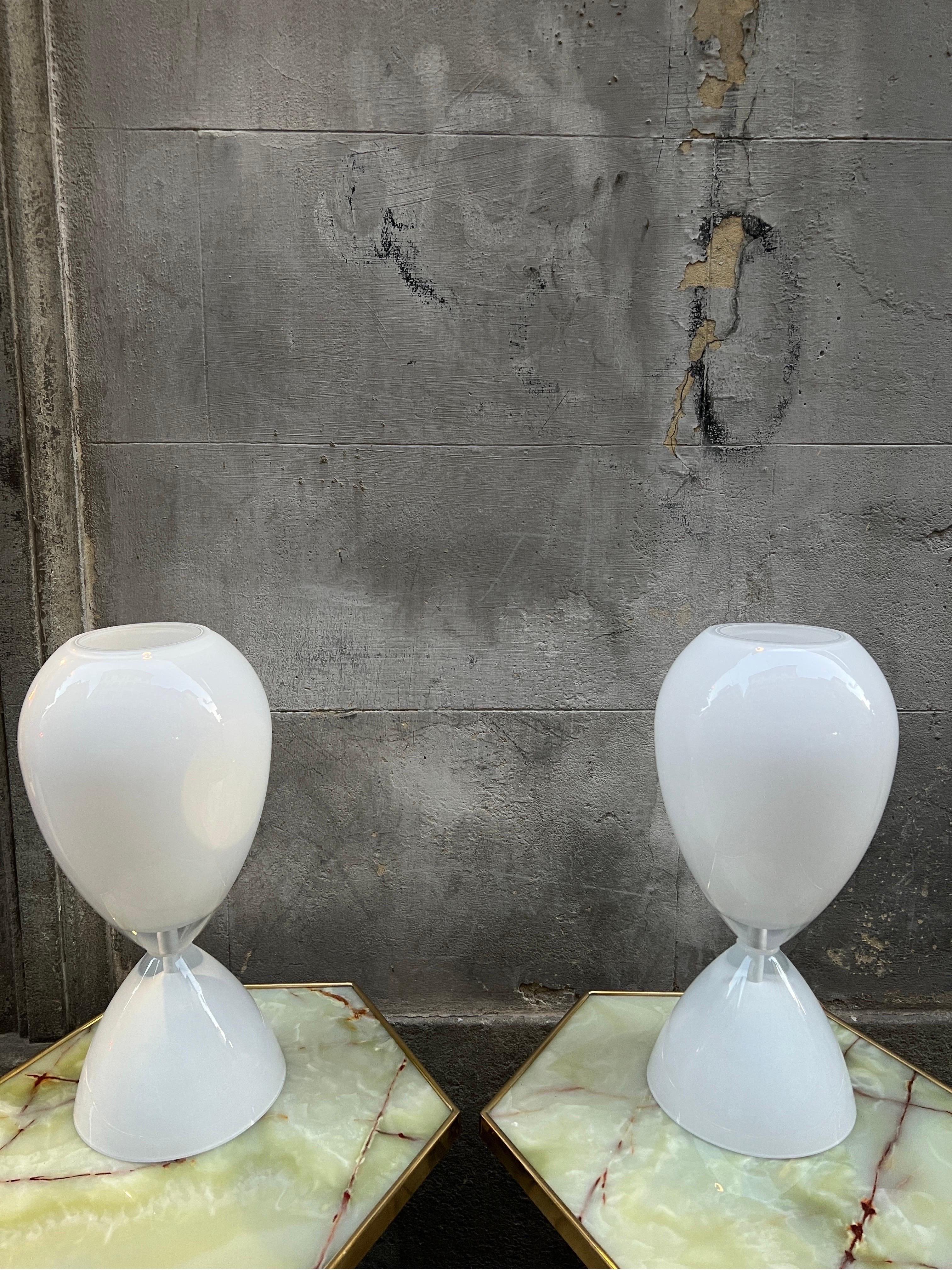 Paire de lampes de table sablier en verre de Murano blanc, années 1950 2