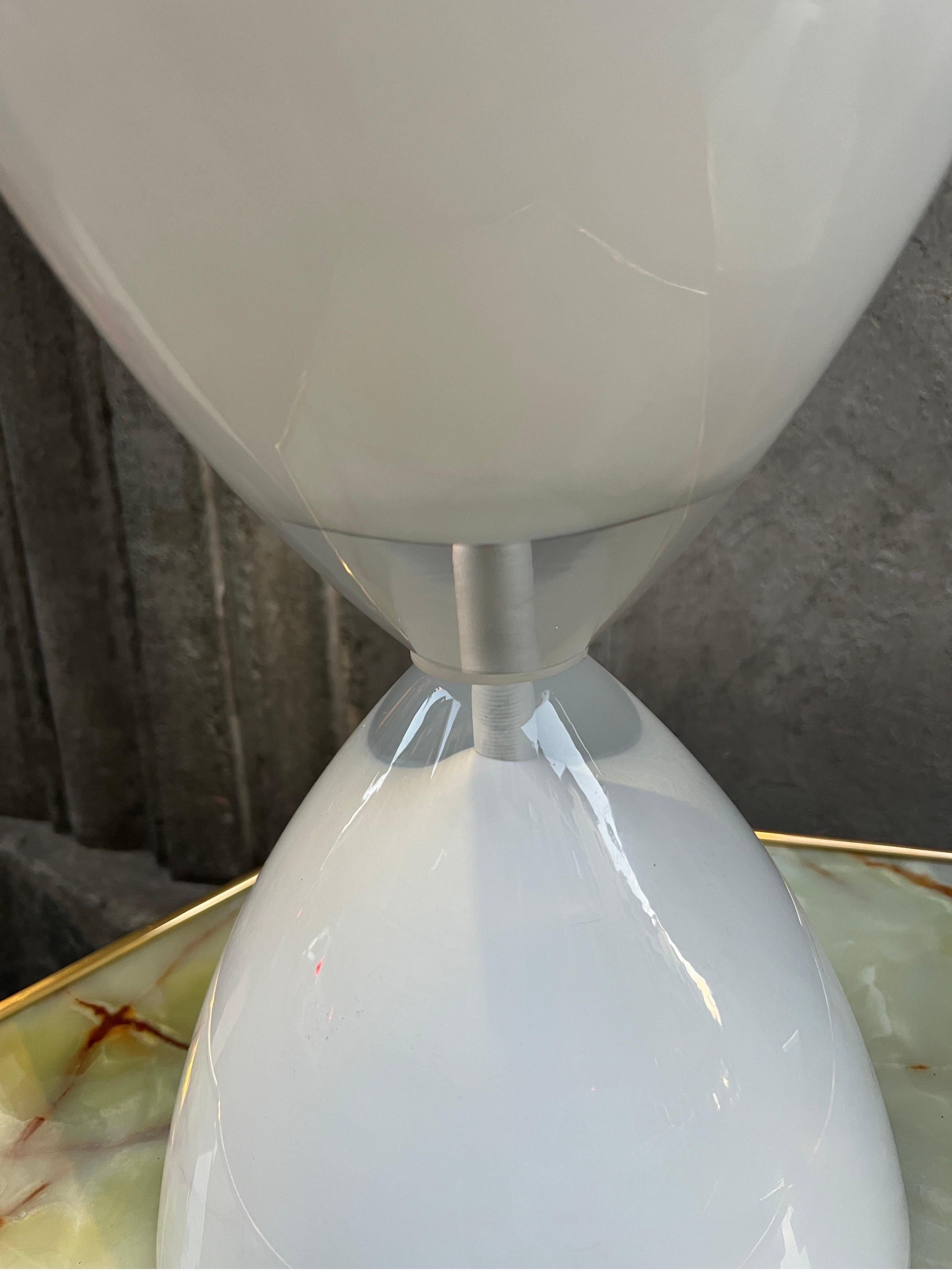 Paire de lampes de table sablier en verre de Murano blanc, années 1950 3