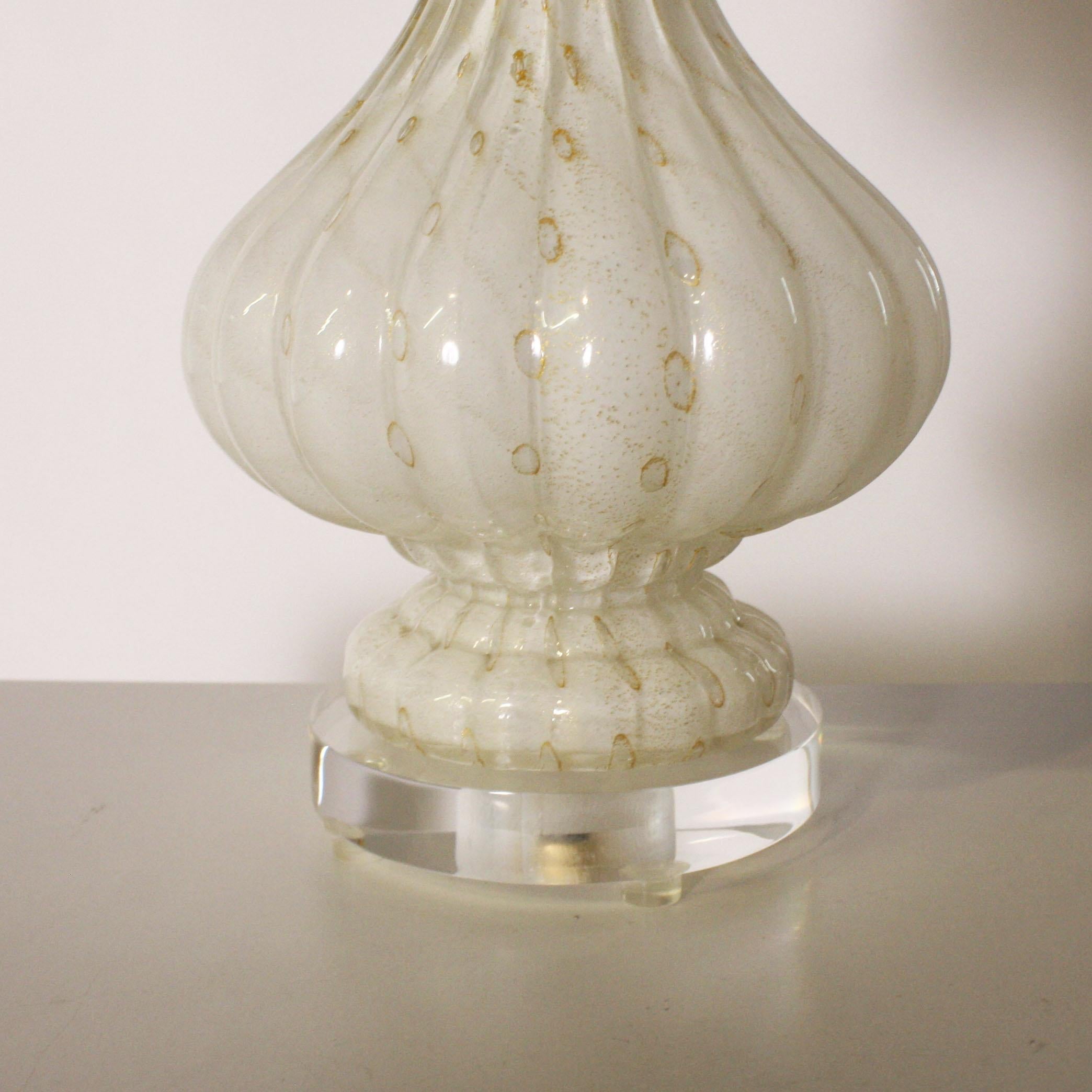 Pair of White Murano Glass Lamps with Bubble Inclusions, circa 1940 In Good Condition In Dallas, TX