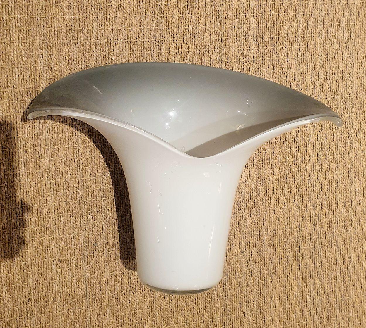 Coppia di appliques organiche a forma di giglio di Calla in vetro di Murano del Mid Century Modern, Italia anni '70.
Il vetro di Murano è bianco all'esterno e grigio all'interno.
Le applique vintage hanno una luce ciascuna e sono state ricablate per