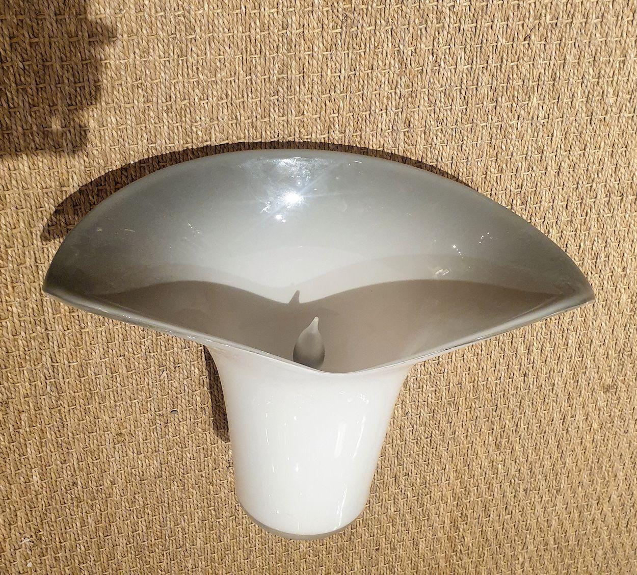 Mid-Century moderno Coppia di appliques in vetro bianco di Murano in vendita