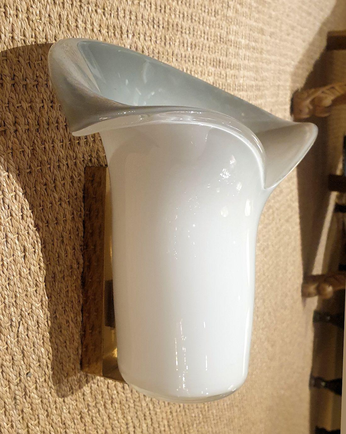 Italiano Coppia di appliques in vetro bianco di Murano in vendita