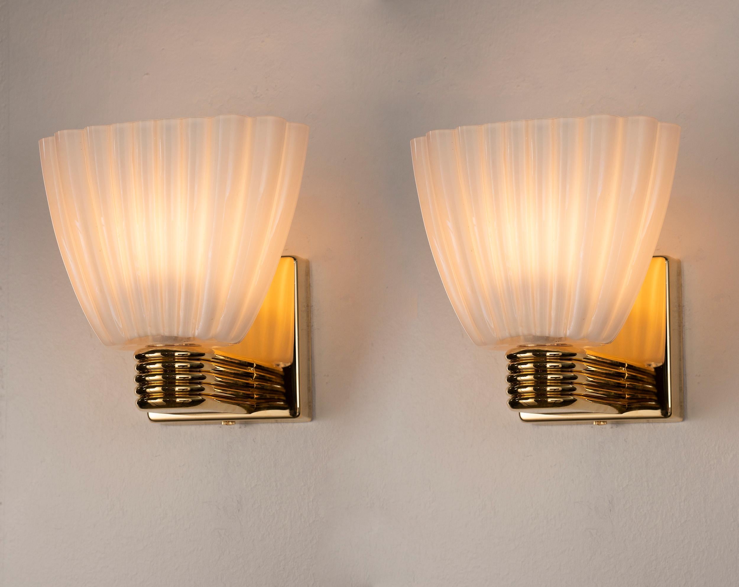 2 coppie disponibili fino ad esaurimento scorte 
Questa inserzione è valida per 1 coppia di lampade da parete in vetro di Murano bianco con montatura in ottone, Made in Italy, in stock
Condizioni: condizioni praticamente perfette e mai usate: nessun