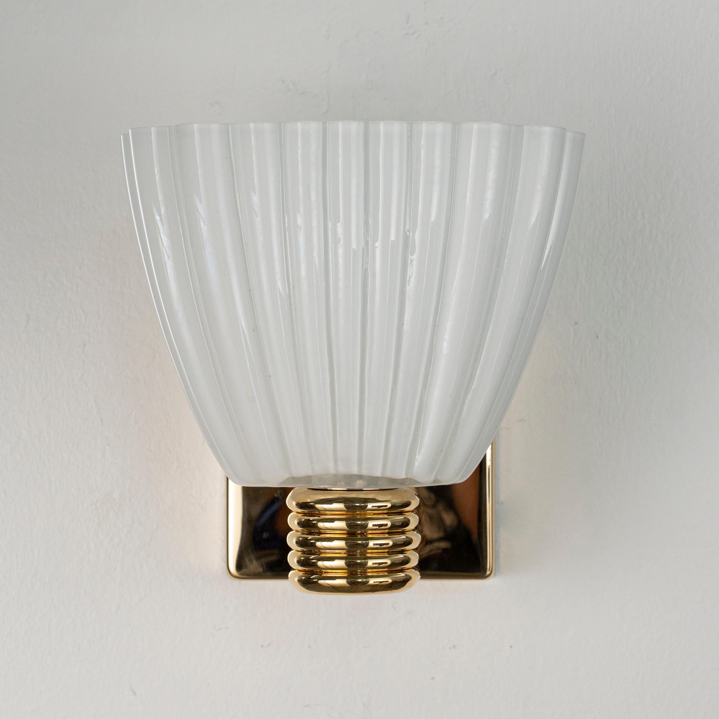 Italiano Coppia di appliques in vetro di Murano bianco con cornice dorata Made in Italy, in stock in vendita