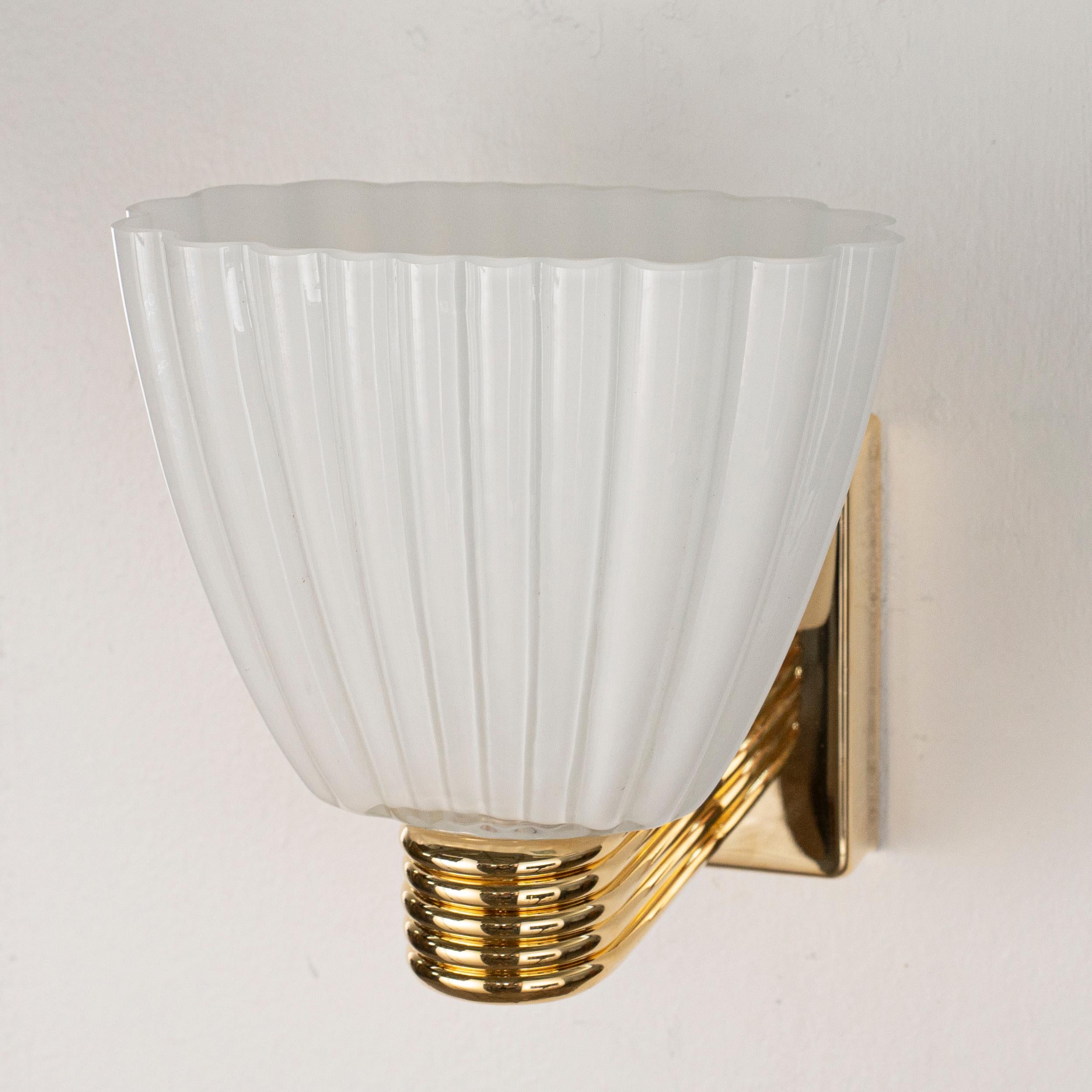 Vetro di Murano Coppia di appliques in vetro di Murano bianco con cornice dorata Made in Italy, in stock in vendita