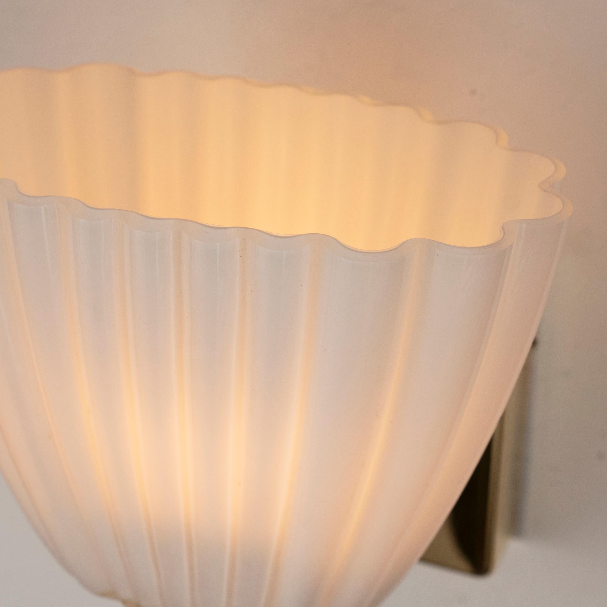 Coppia di appliques in vetro di Murano bianco con cornice dorata Made in Italy, in stock in vendita 2