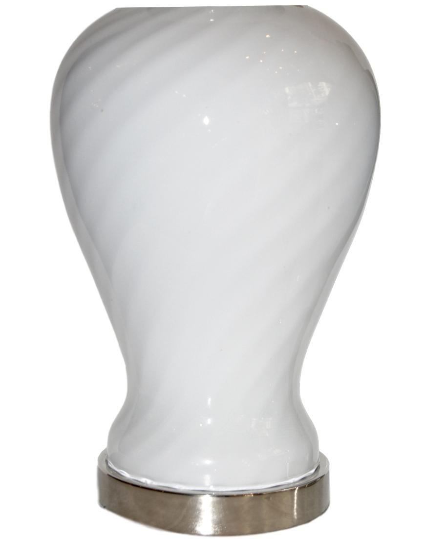 Ein Paar italienische Murano-Tischlampen aus Wirbelglas aus den 1960er Jahren.

Abmessungen:
Höhe des Körpers: 18