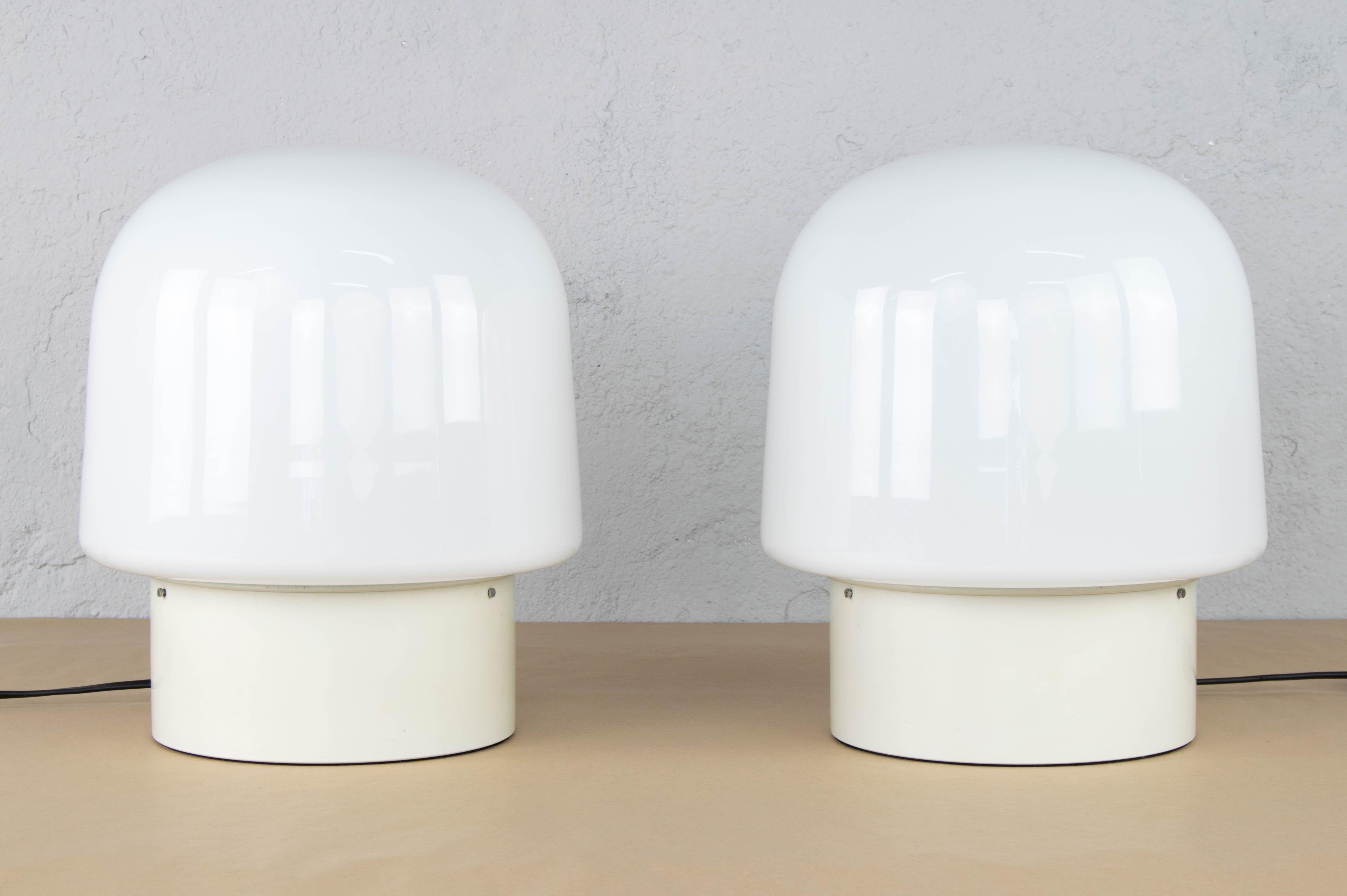 Pair of tabletop mushroom lamps produced by the Spanish firm Metalarte in the 1970s. Modern design of clean and warm lines. White lacquered steel body with E27 ceramic socket and lamp shade in the form of a white opaline glass capsule and light