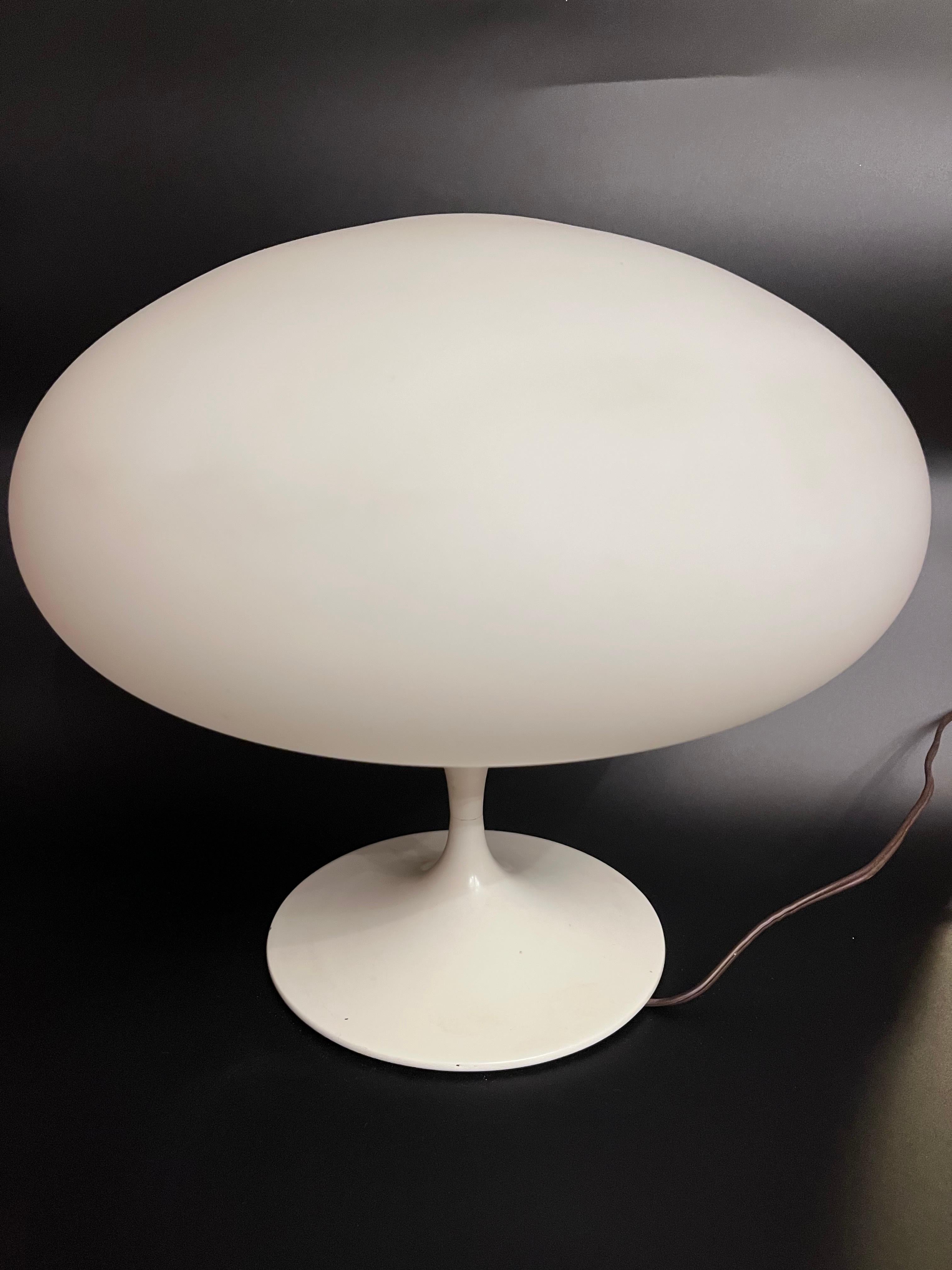 Paire de lampes de table champignon blanches de la Laurel Lamp Co. des années 1960 en vente 3