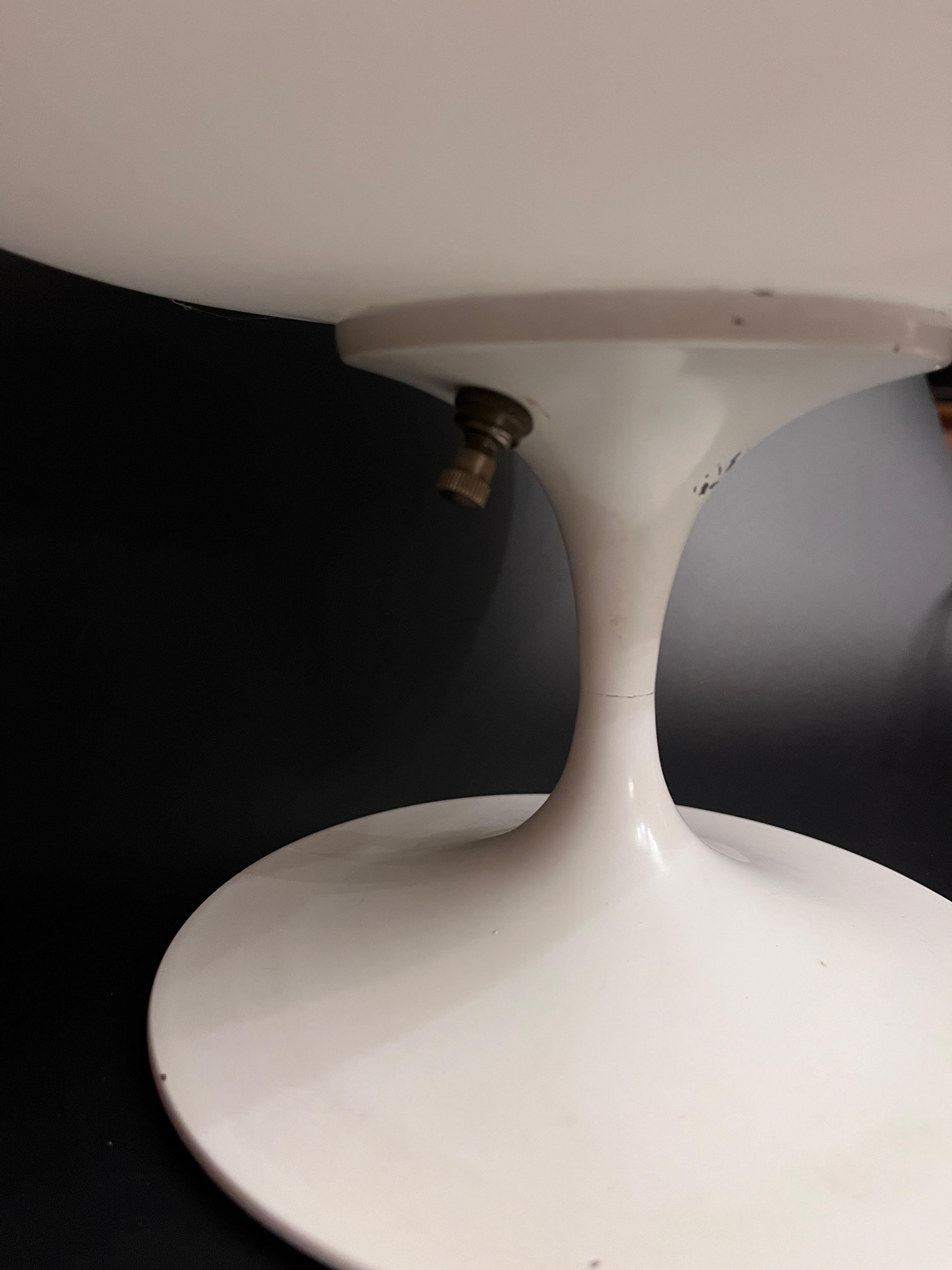 Paire de lampes de table champignon blanches de la Laurel Lamp Co. des années 1960 en vente 5