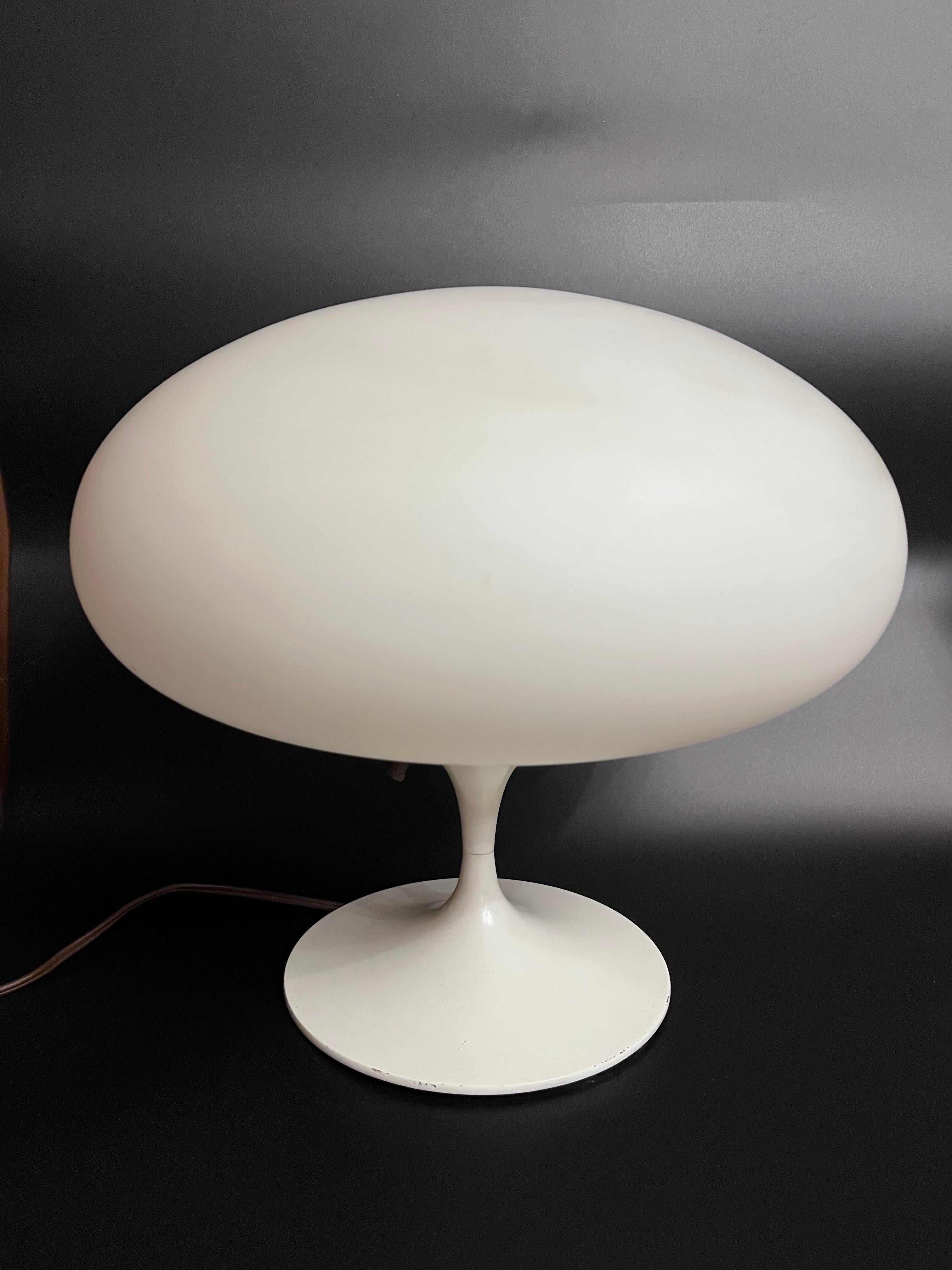 Paire de lampes Laurel Lamp Co. Lampes de table en forme de champignon, Circa 1965

Une paire frappante et emblématique de lampes de table en forme de champignon de la modernité du milieu du siècle par la Laurel Lamp Company, datant d'environ 1965.