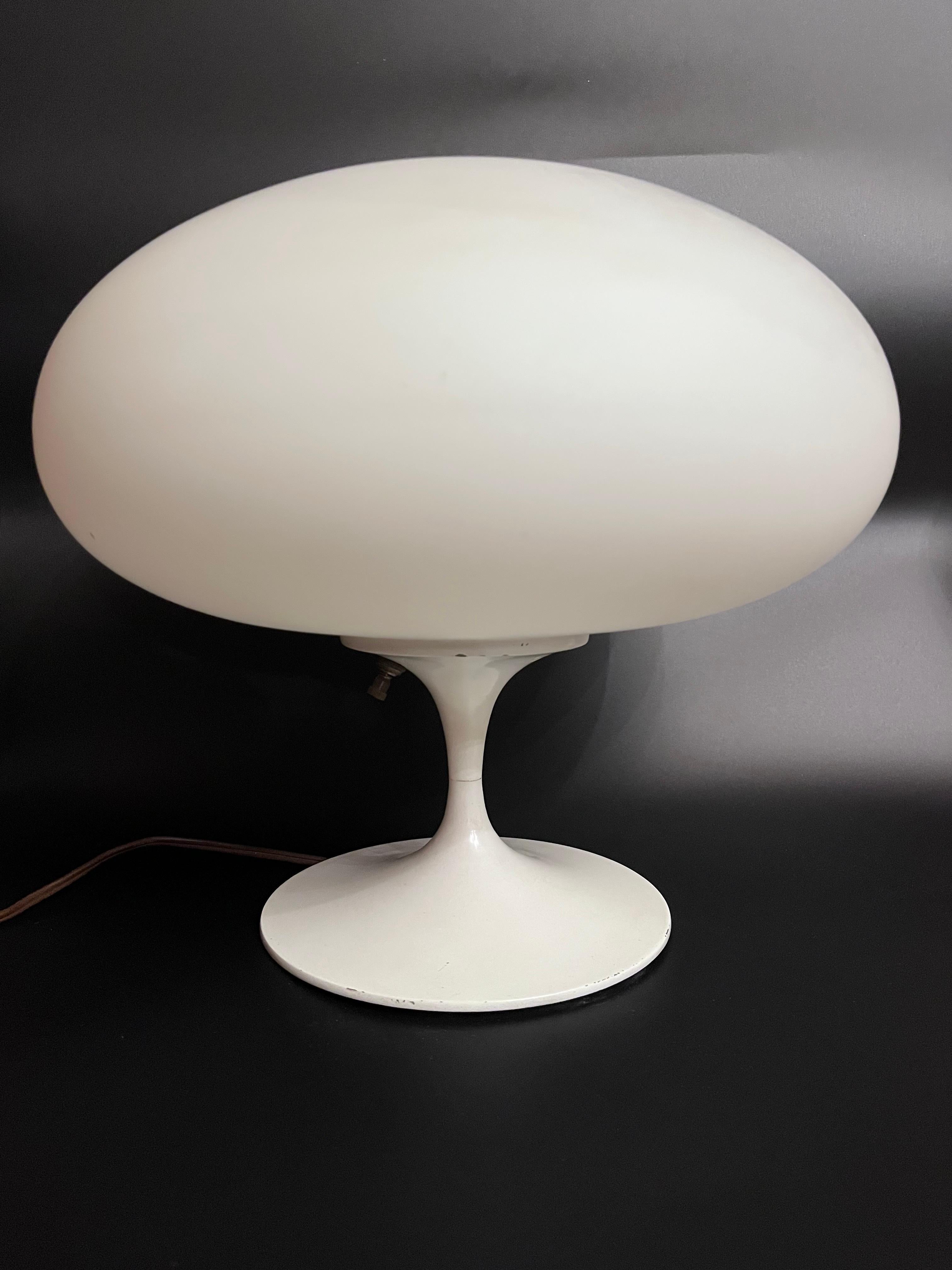Ère spatiale Paire de lampes de table champignon blanches de la Laurel Lamp Co. des années 1960 en vente