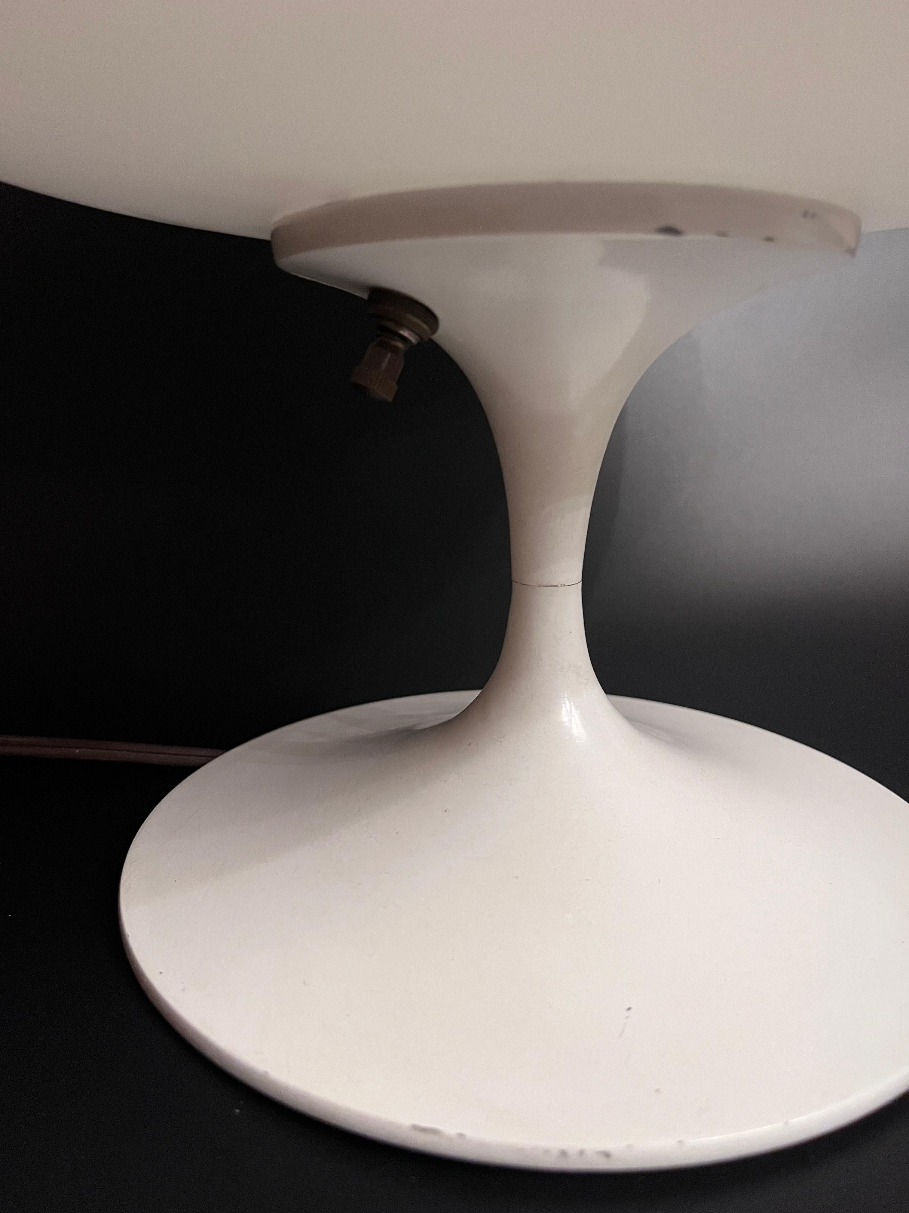Nord-américain Paire de lampes de table champignon blanches de la Laurel Lamp Co. des années 1960 en vente
