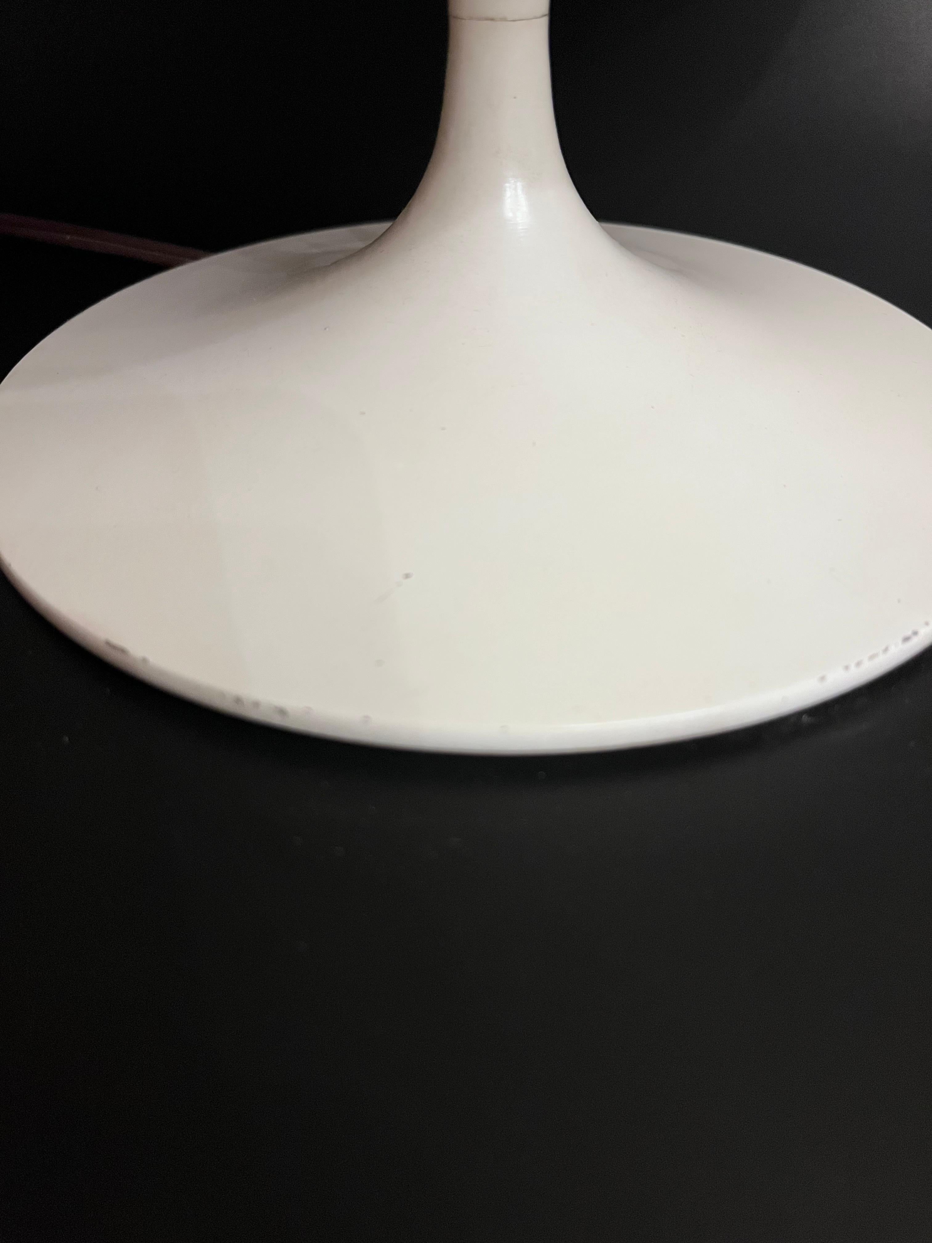 Dépoli Paire de lampes de table champignon blanches de la Laurel Lamp Co. des années 1960 en vente