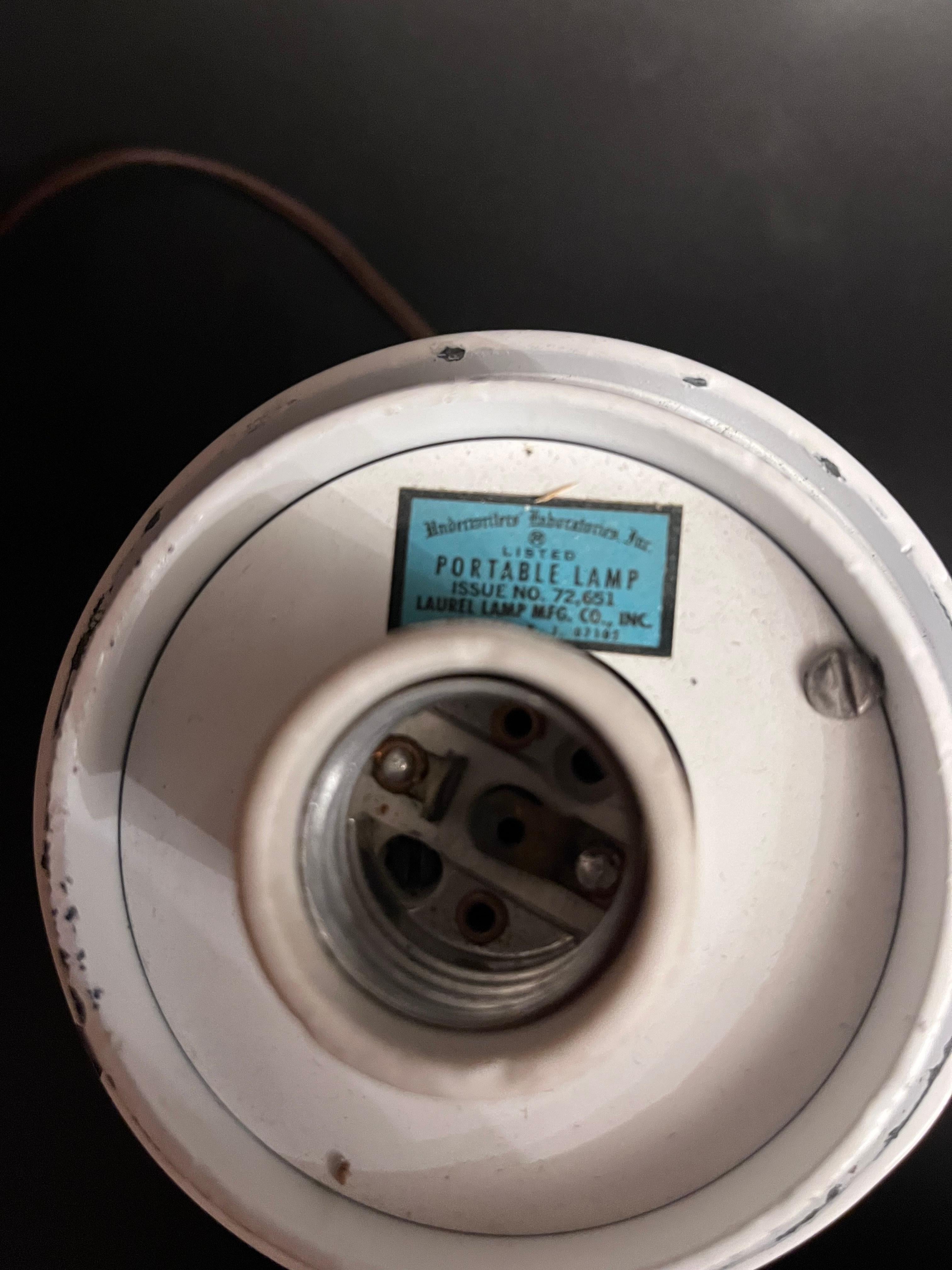 Milieu du XXe siècle Paire de lampes de table champignon blanches de la Laurel Lamp Co. des années 1960 en vente