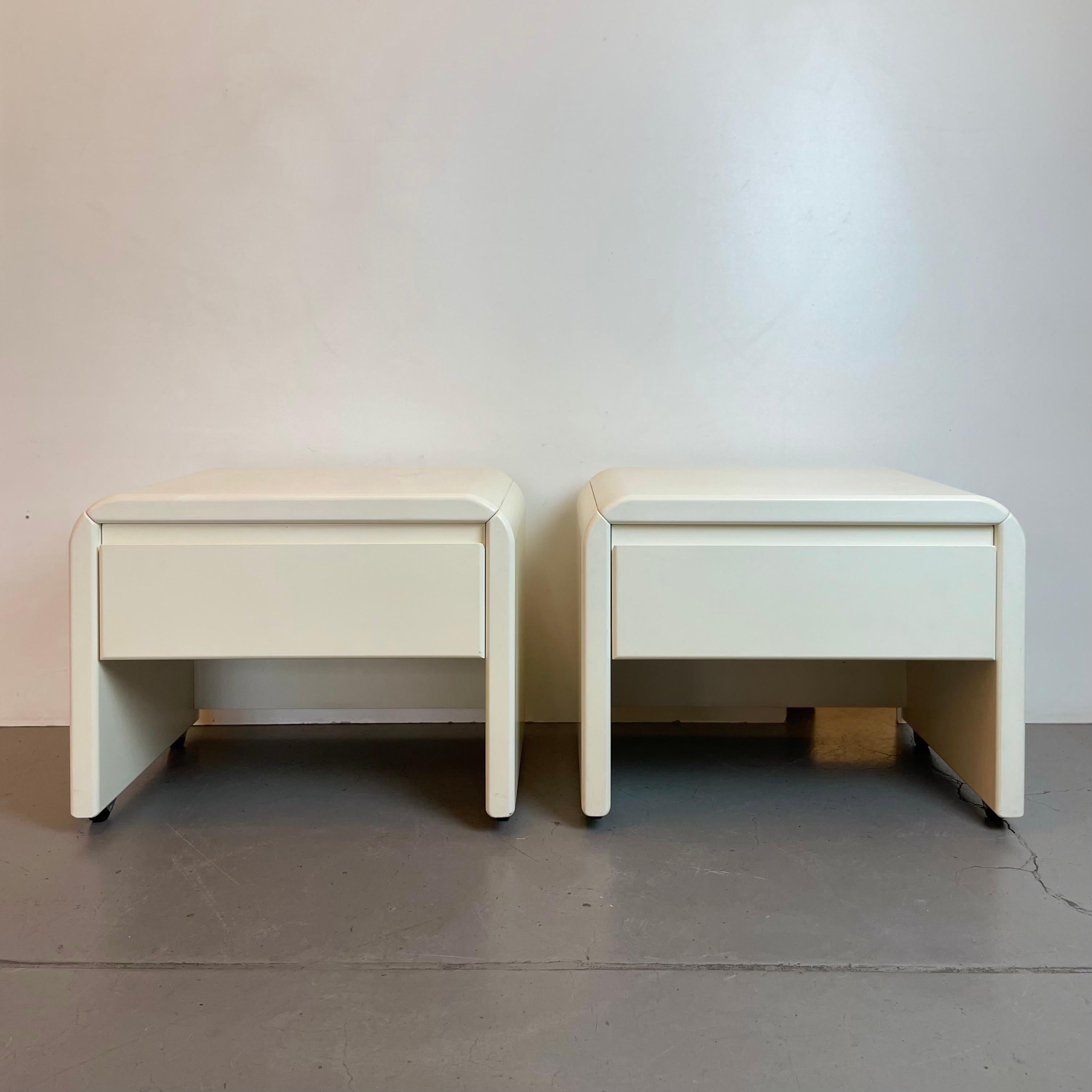 Set di due comodini a un cassetto di ispirazione Space-Age, progettati negli anni '80 in legno laminato bianco con rotelle fisse.
-
Origine: sconosciuta
Periodo di progettazione: 1980's
Materiali: Wood
Colore: bianco
Dimensioni: H. H. 48 x L. 33
