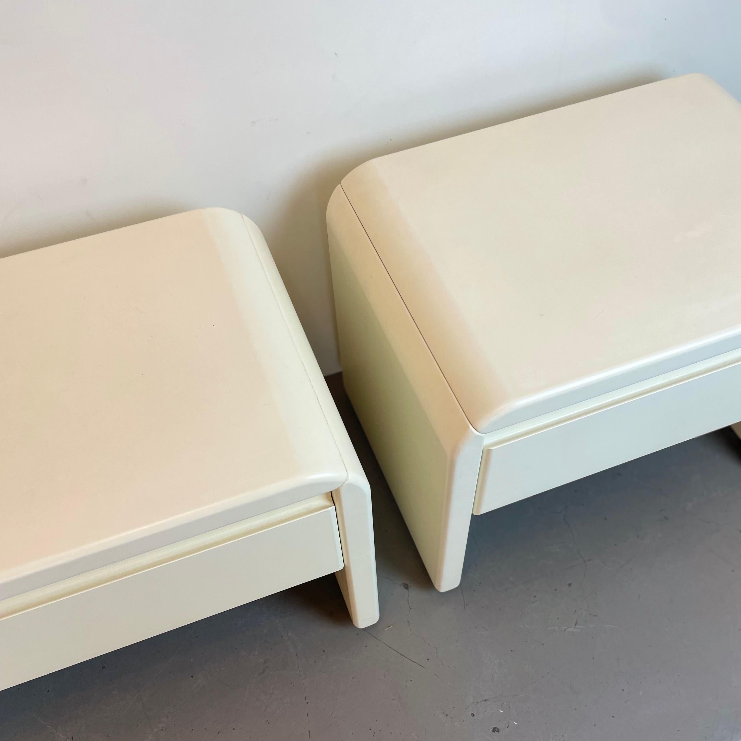 Fine XX secolo Coppia di comodini Whiting, anni '80 in vendita
