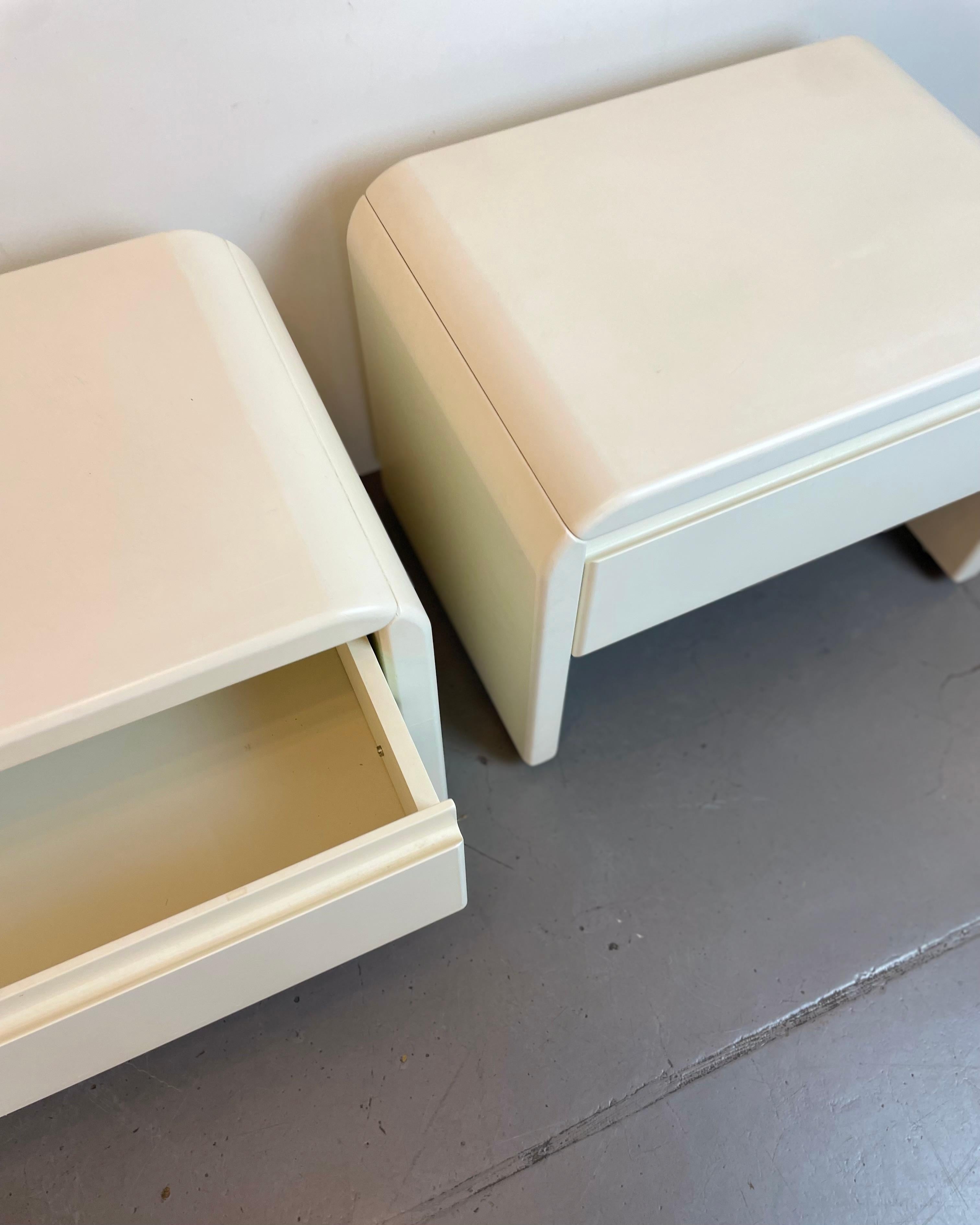 Laminato Coppia di comodini Whiting, anni '80 in vendita