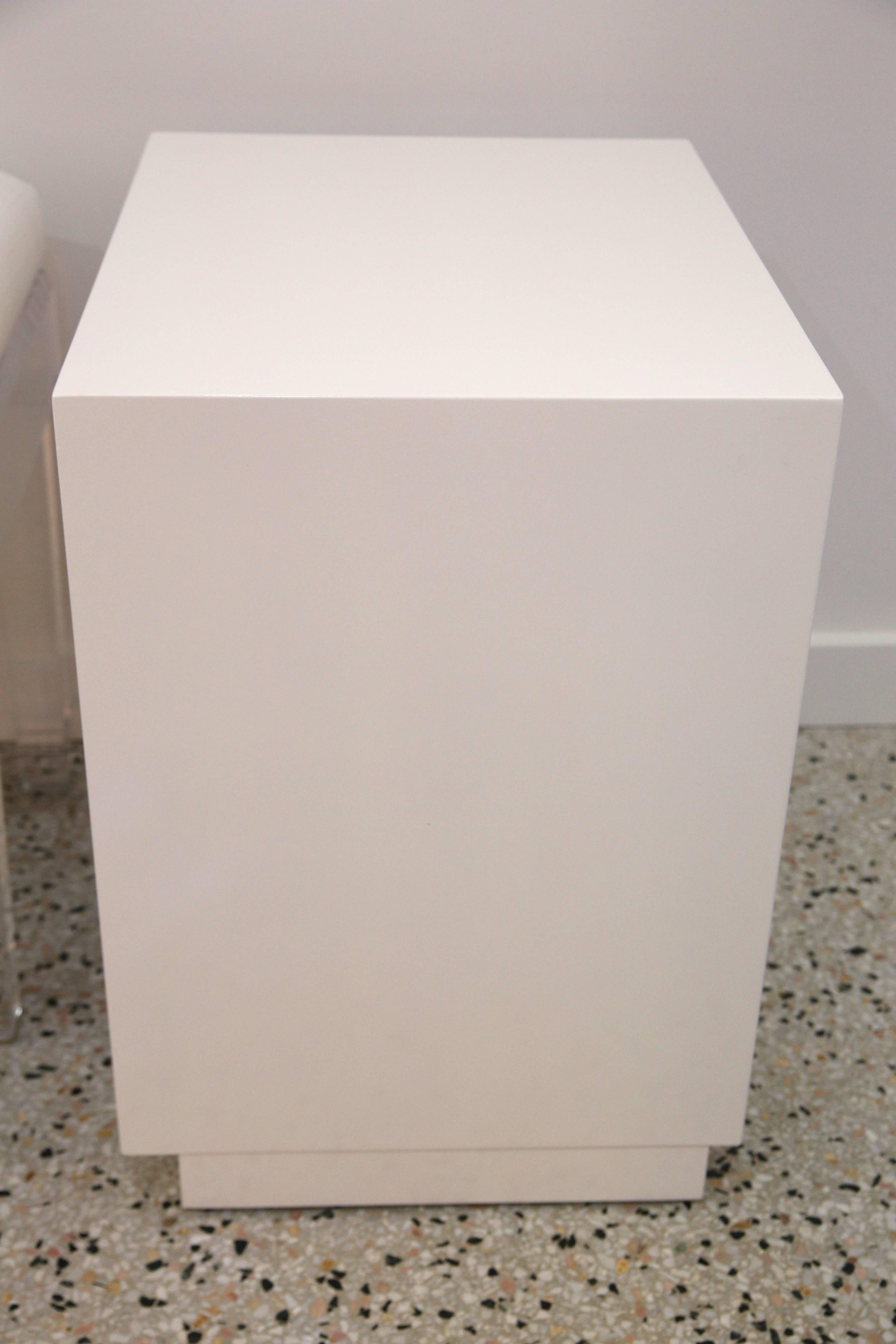 Lacquered Pair of White Nightstands 