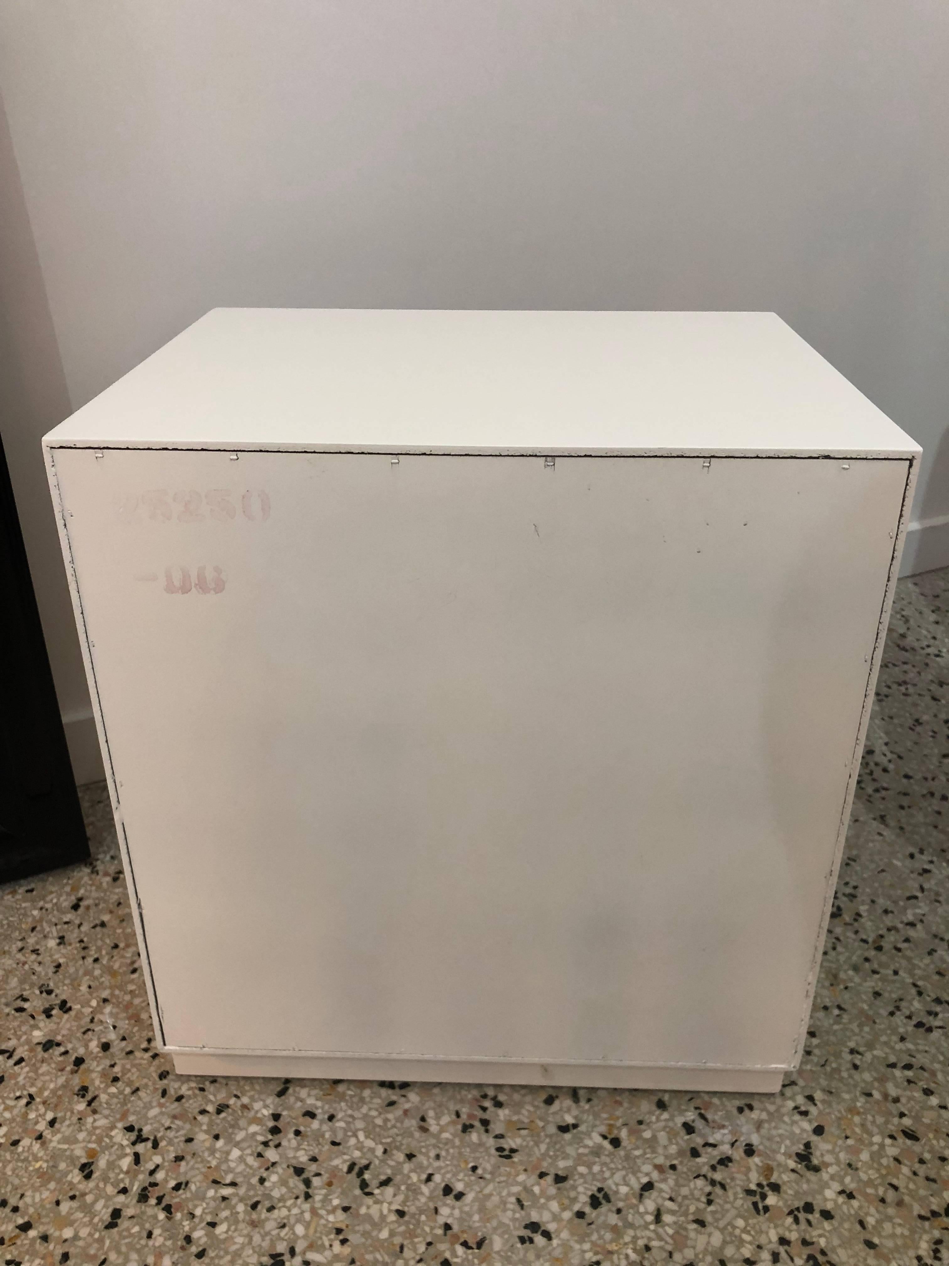 Pair of White Nightstands  In Good Condition In West Palm Beach, FL