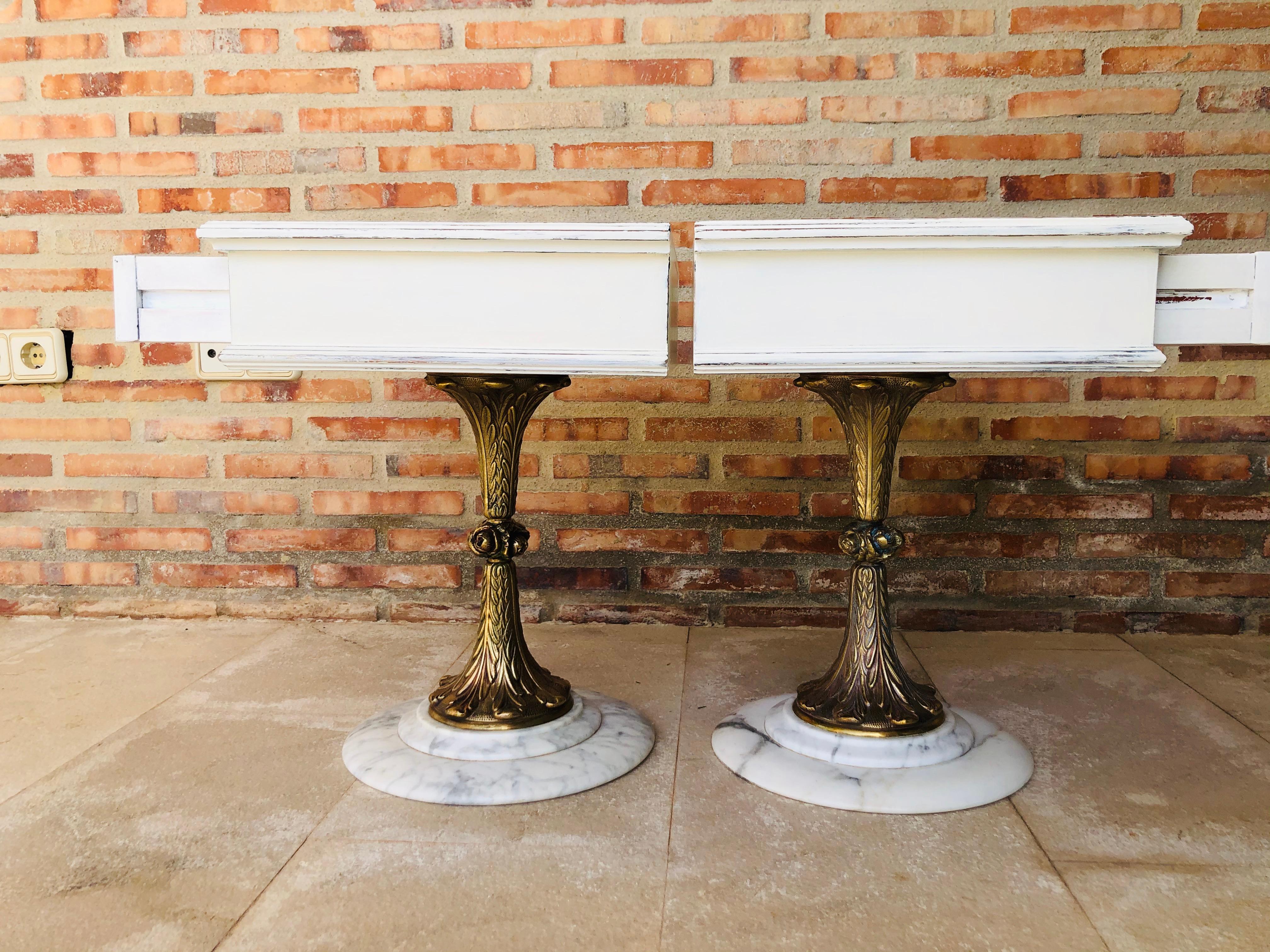 Neoclassical Revival Pair of White Nightstands with One-Drawer and Bronze and Marble Pedestal