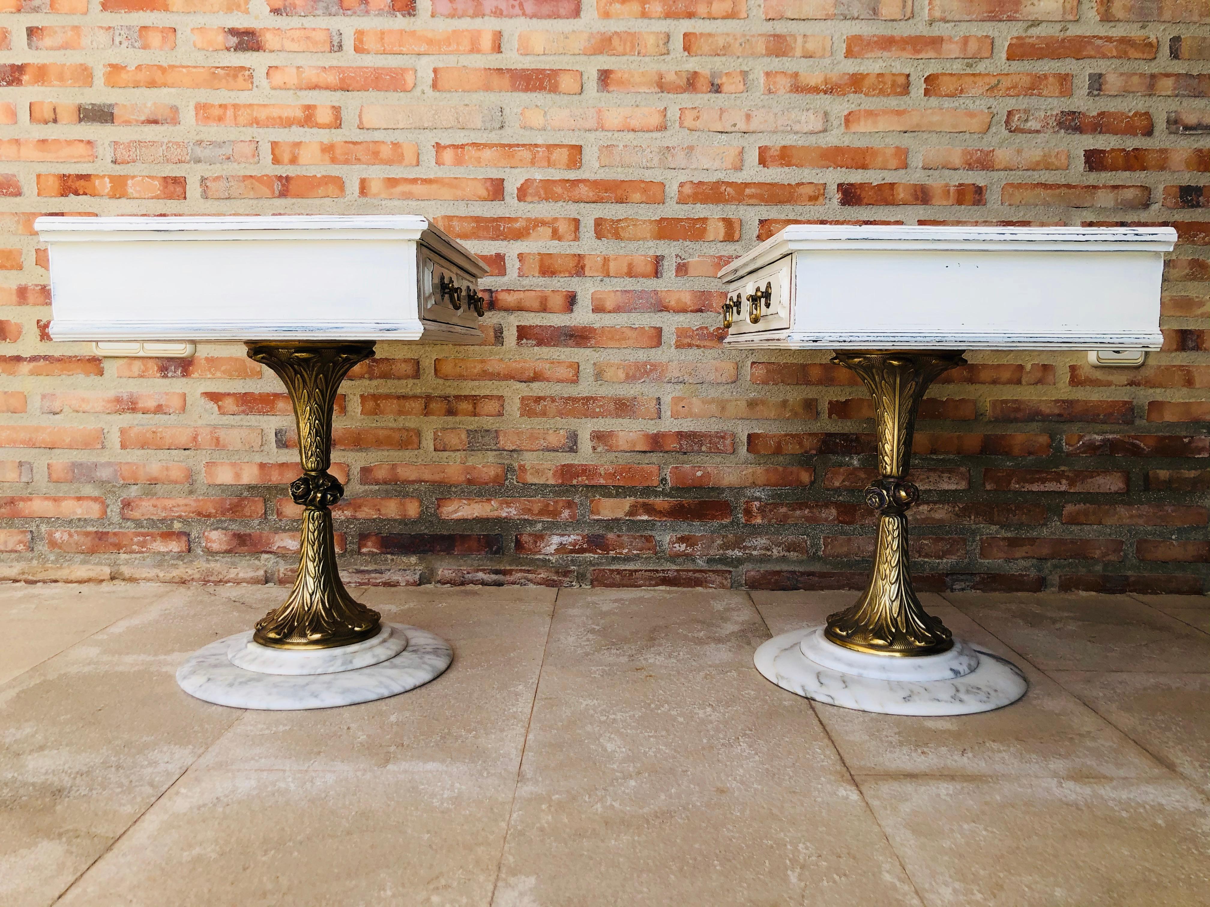 Pair of White Nightstands with One-Drawer and Bronze and Marble Pedestal In Good Condition In Miami, FL