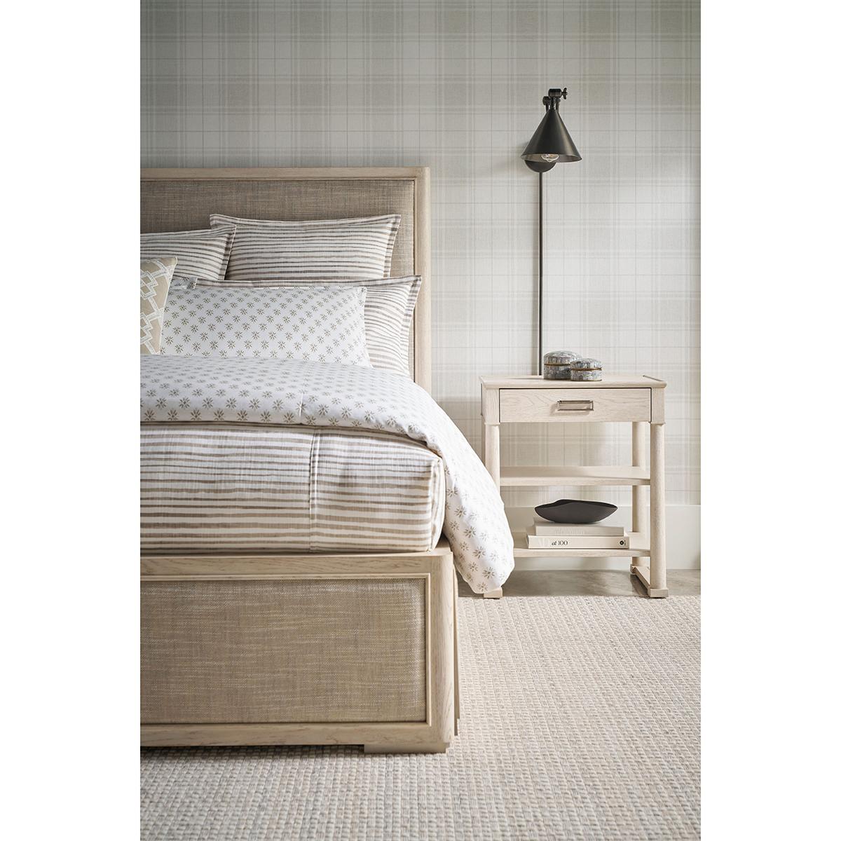 Une pièce qui allie harmonieusement un design classique à un savoir-faire raffiné. Les lignes symétriques de la table sont complétées par les surfaces en chêne blanc et les colonnes robustes, qui s'inspirent de l'élégant style Empire, ajoutant une