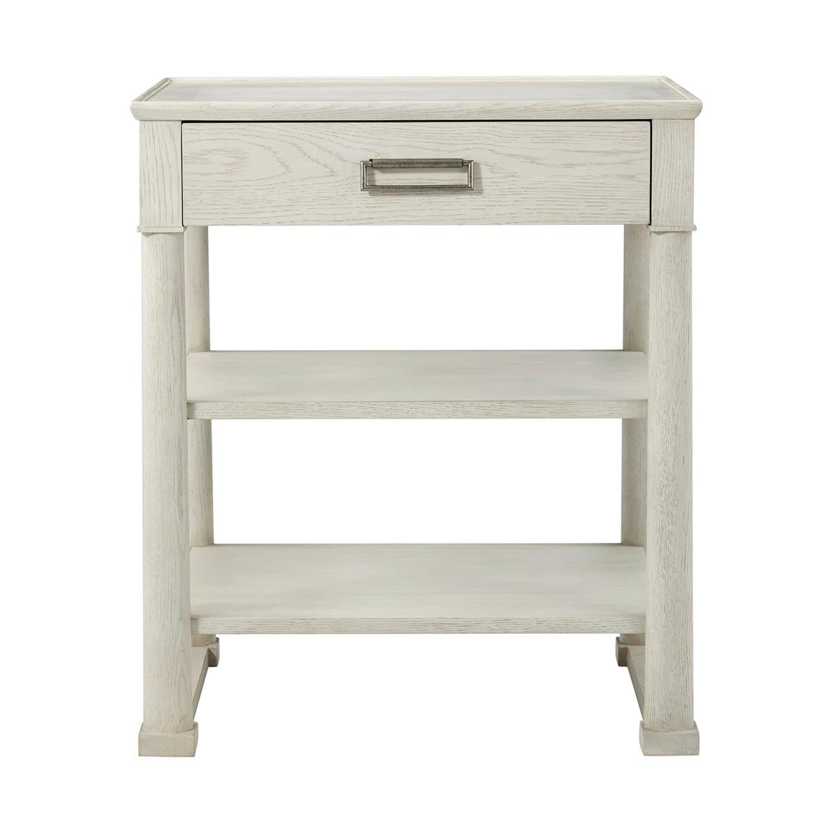 Vietnamien Paire de tables de nuit Empire en Oak Oak blanc en vente