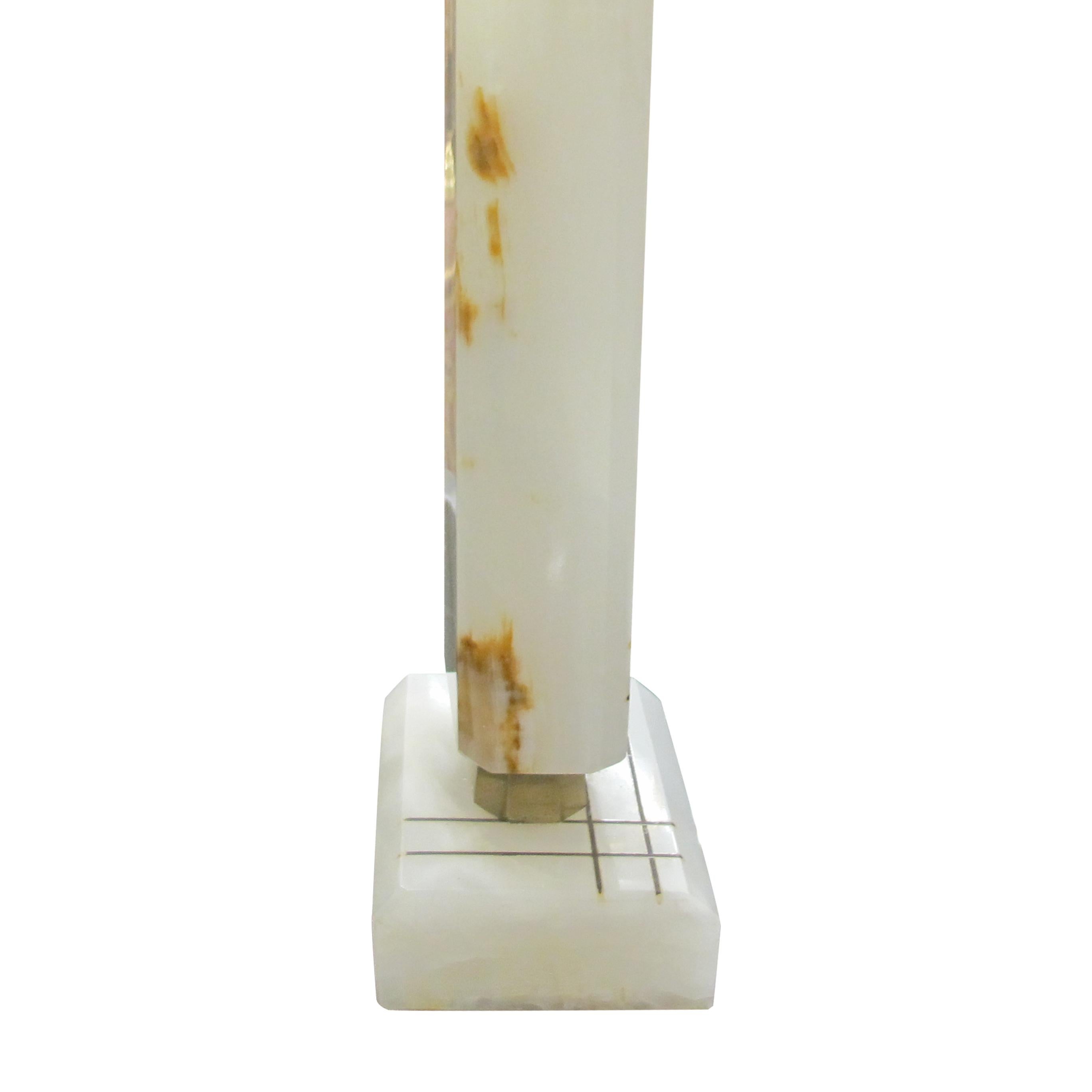 Paire de lampes de bureau structurées en onyx blanc avec abat-jour rose, années 1960 en vente 1