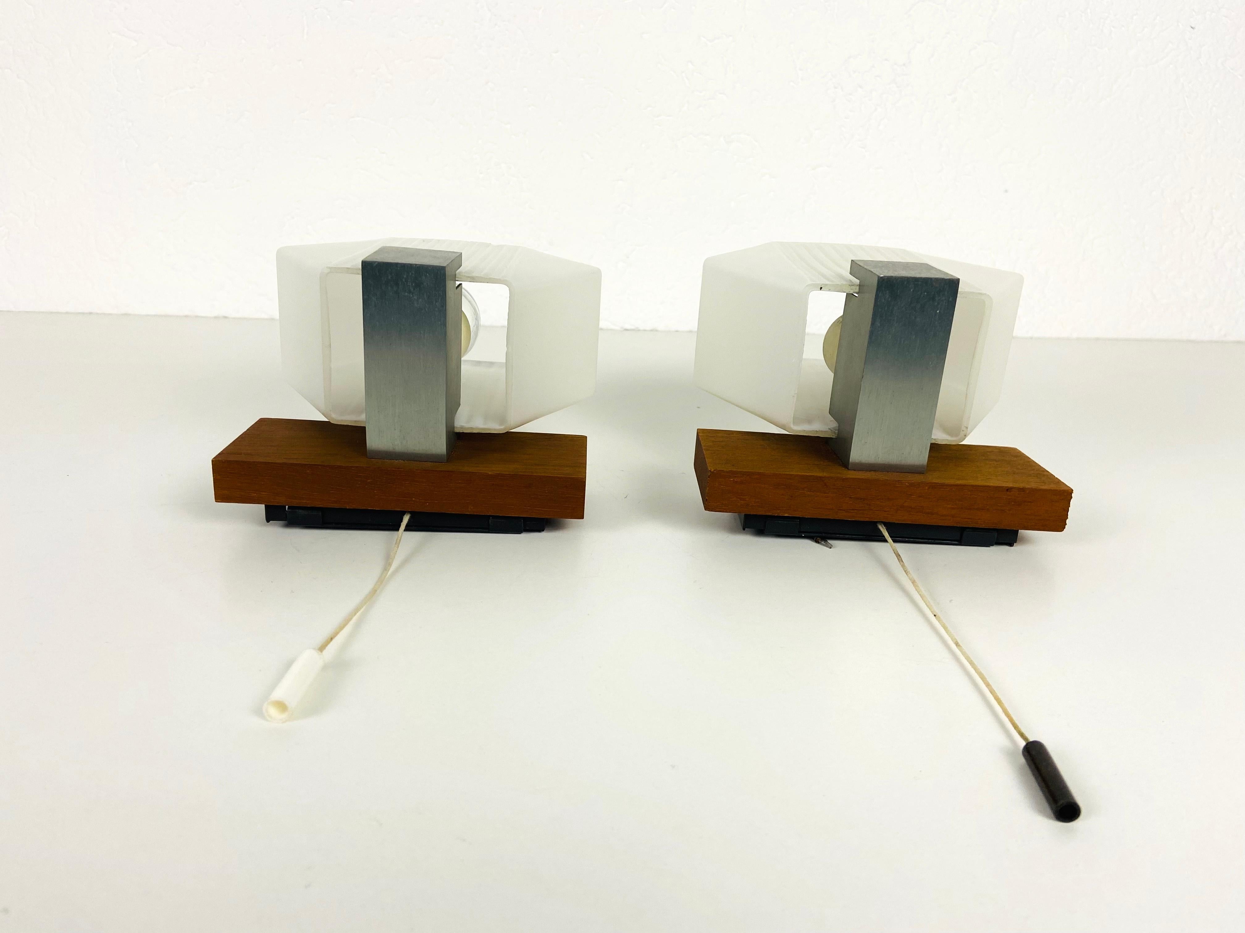 Pareja de lámparas de pared de cristal opal blanco y teca, años 70, Alemania en venta 10