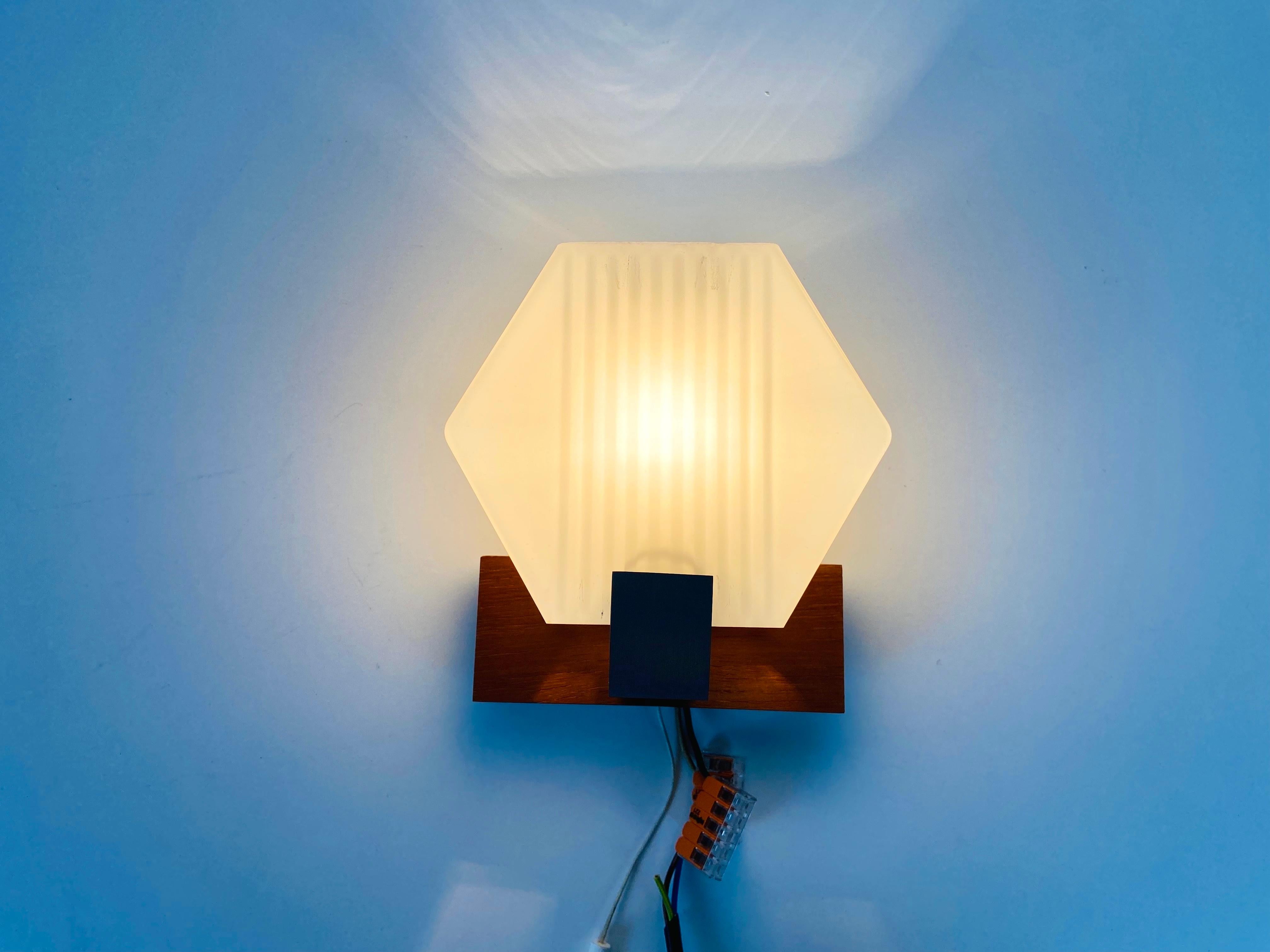 Pareja de lámparas de pared de cristal opal blanco y teca, años 70, Alemania finales del siglo XX en venta