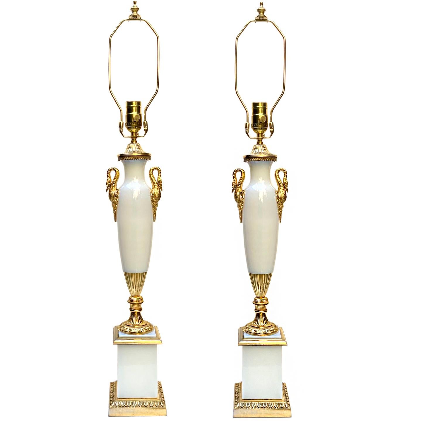 Une paire de lampes de table de style Empire, datant des années 1920, en bronze doré et verre opalin blanc.

Mesures :
Hauteur du corps : 21
Largeur au plus large : 4,75